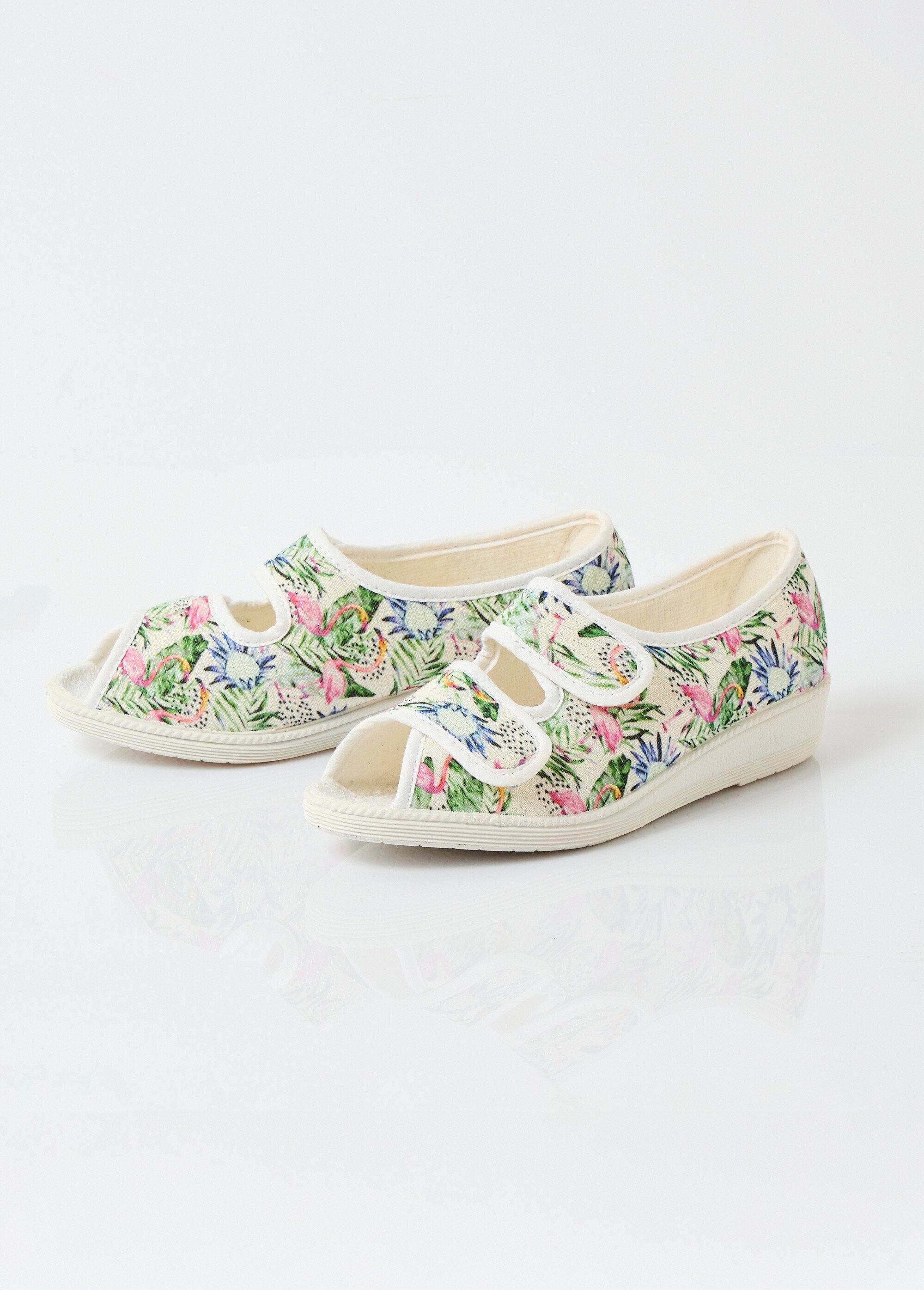 Sandálias_abertas_com_largura_confortável_Impresso_DE1_slim