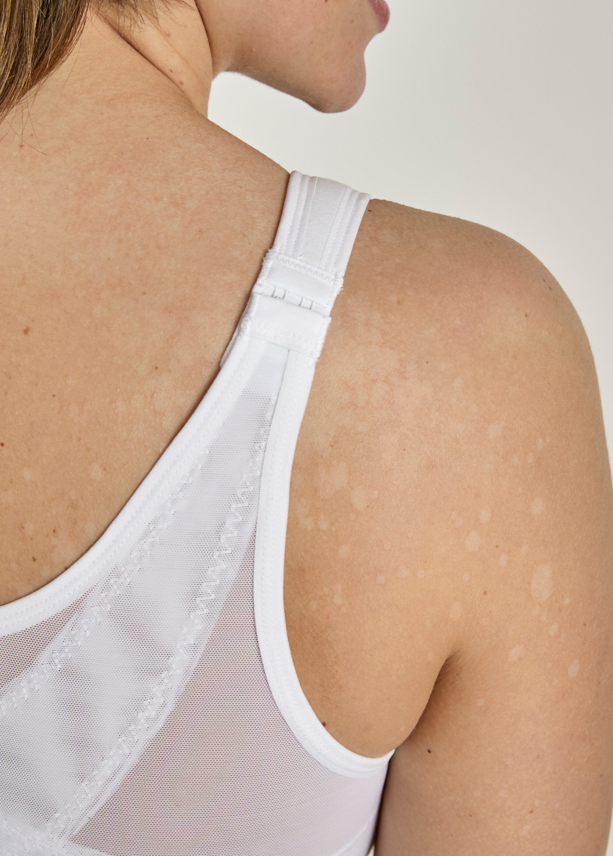 Sutiã_sem_aro_e_frente_aberta_de_alto_suporte_Blanc_DE2_curvy