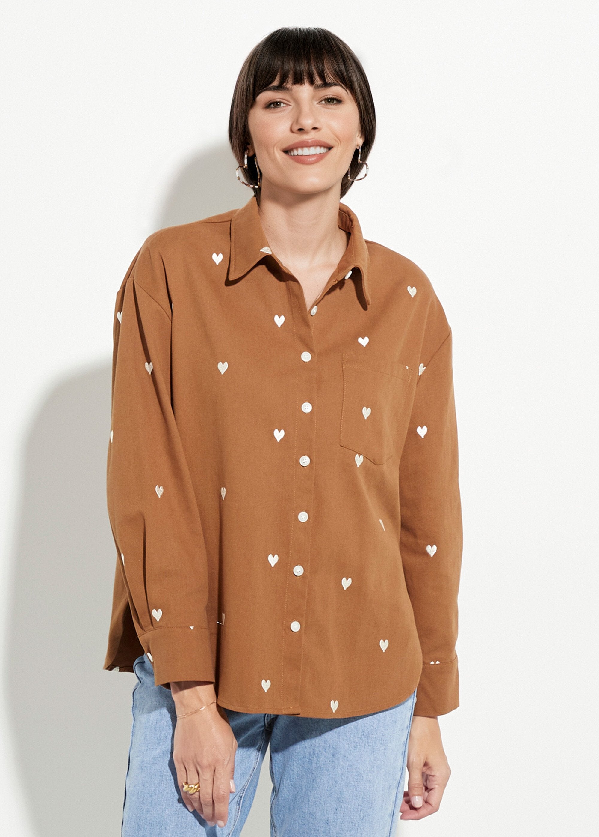 Camisola_de_sarja_com_corações_bordados_Camel_FA1_slim