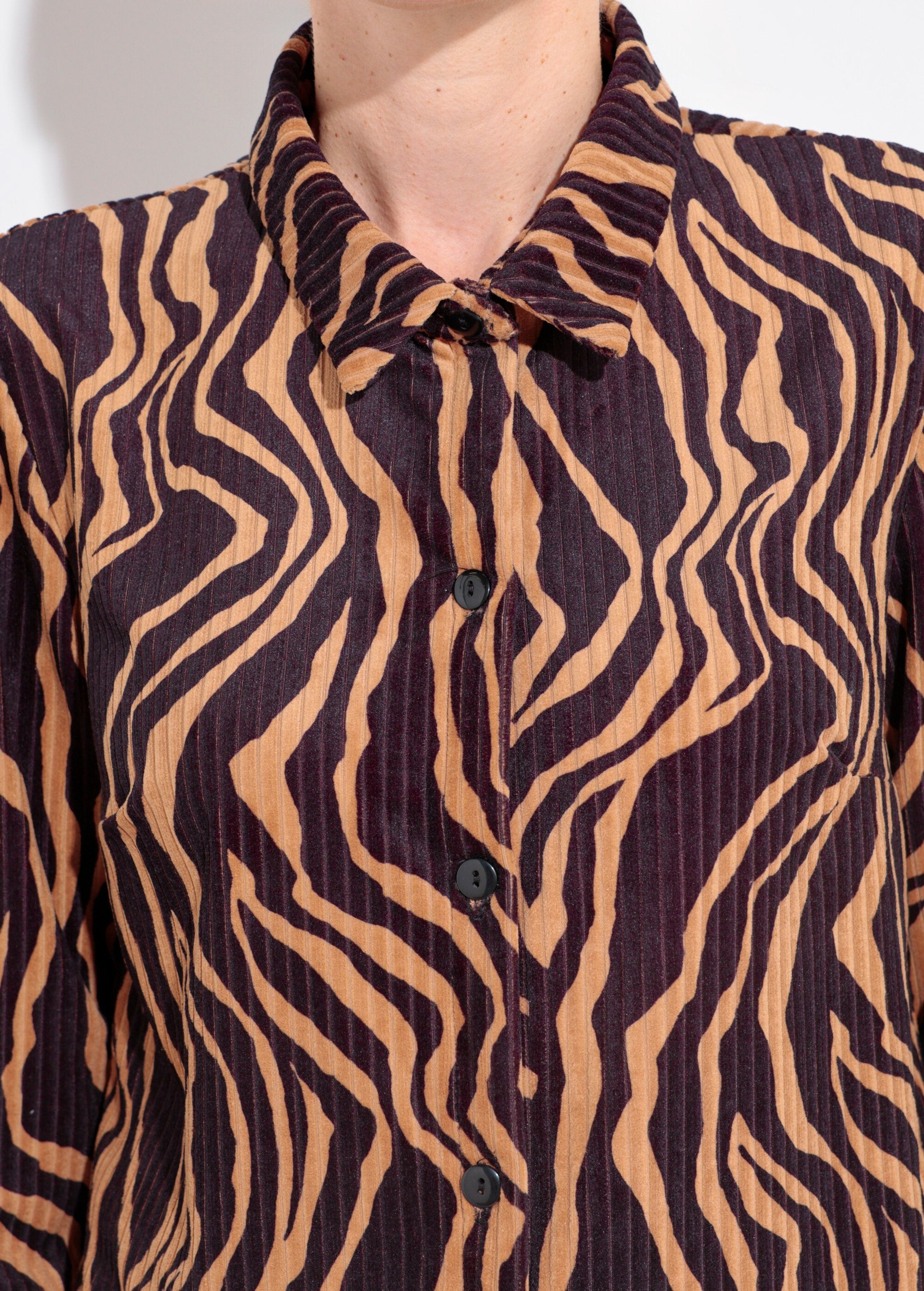 Sobrecamisa_de_veludo_cotelê_com_estampa_de_zebra_Noir_et_beige_DE1_slim