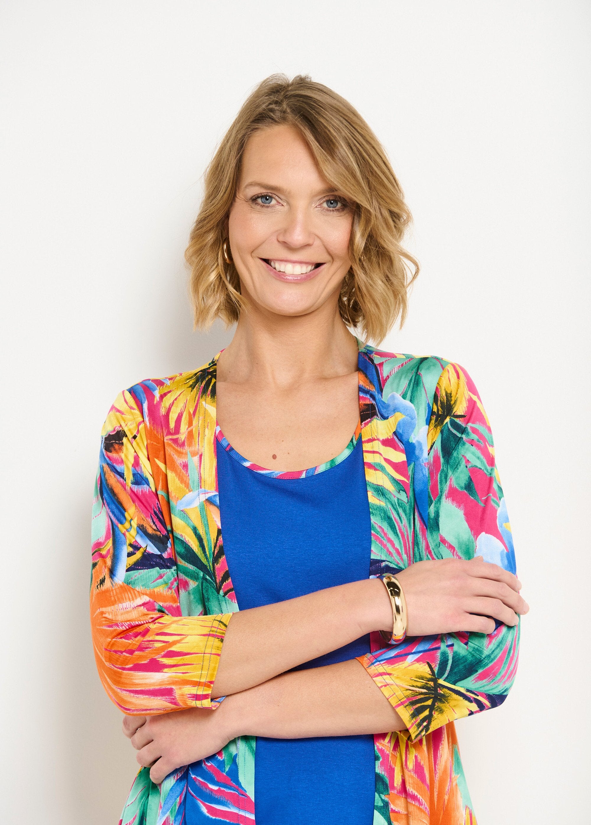 Camiseta_longa_2_em_1_com_estampa_tropical_Multicolore_DE1_slim