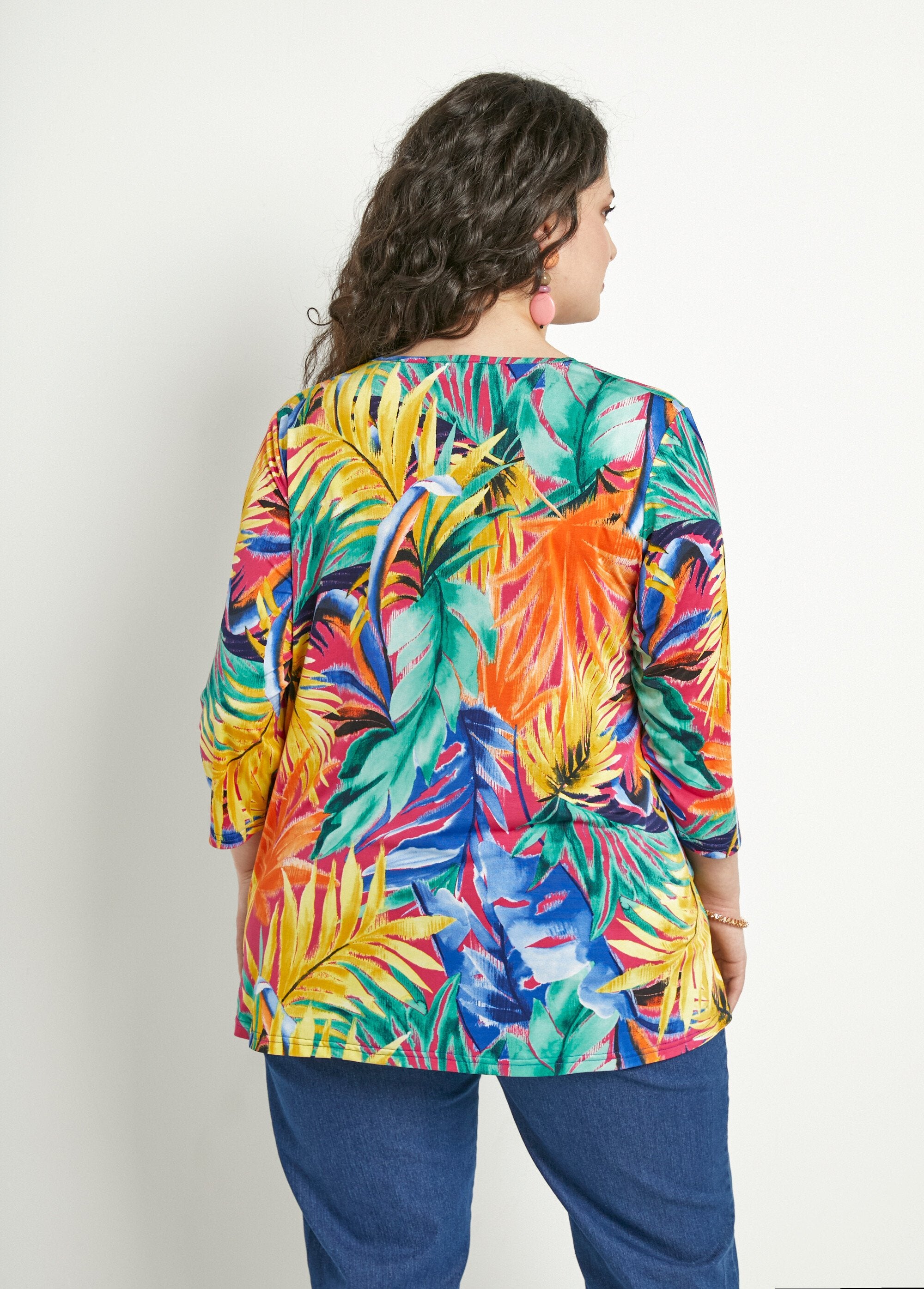 Camiseta_longa_2_em_1_com_estampa_tropical_Multicolore_DO1_curvy