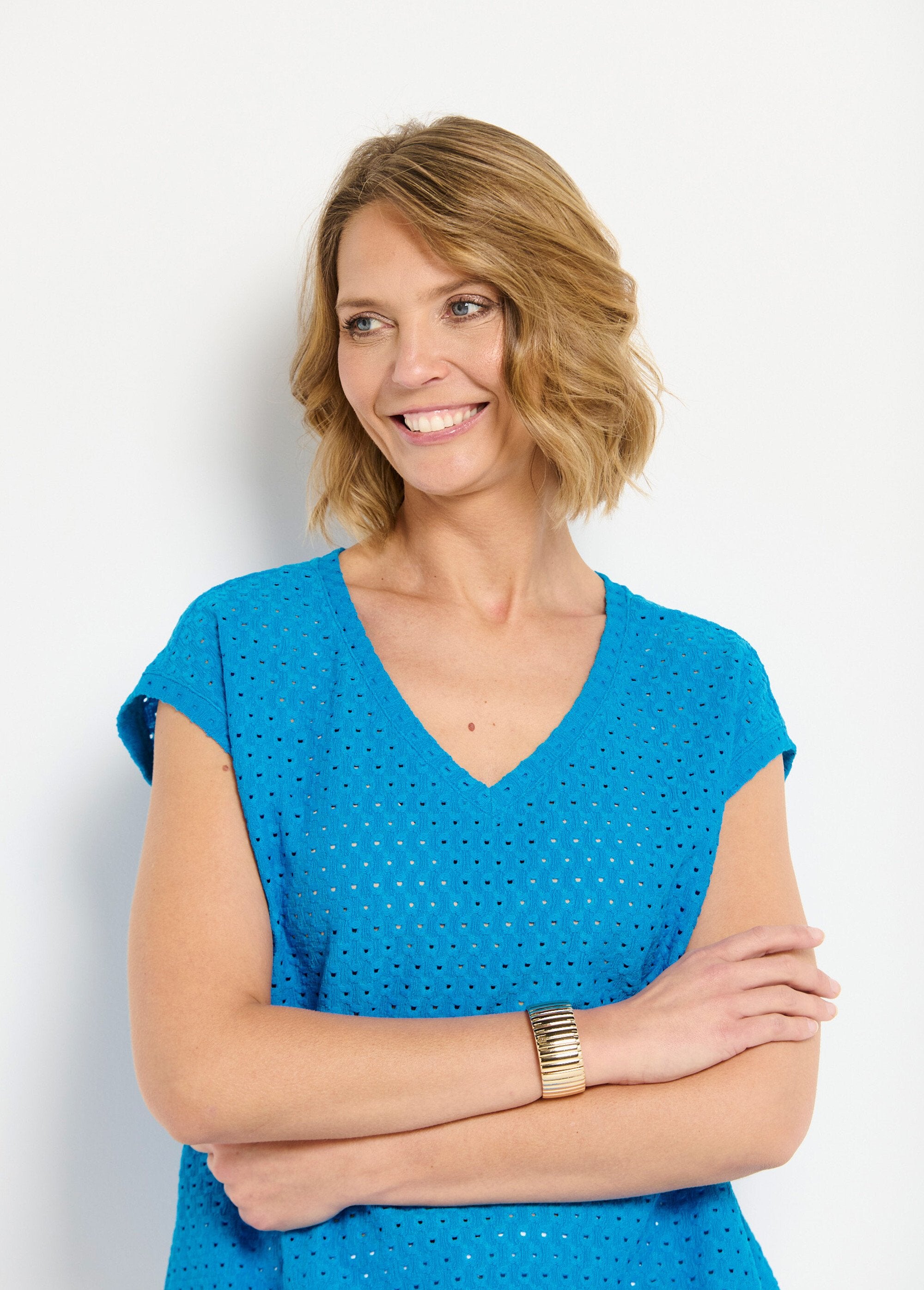 Camiseta_solta_com_blusa_curta_lisa_decote_em_V_Turquoise_DE2_slim