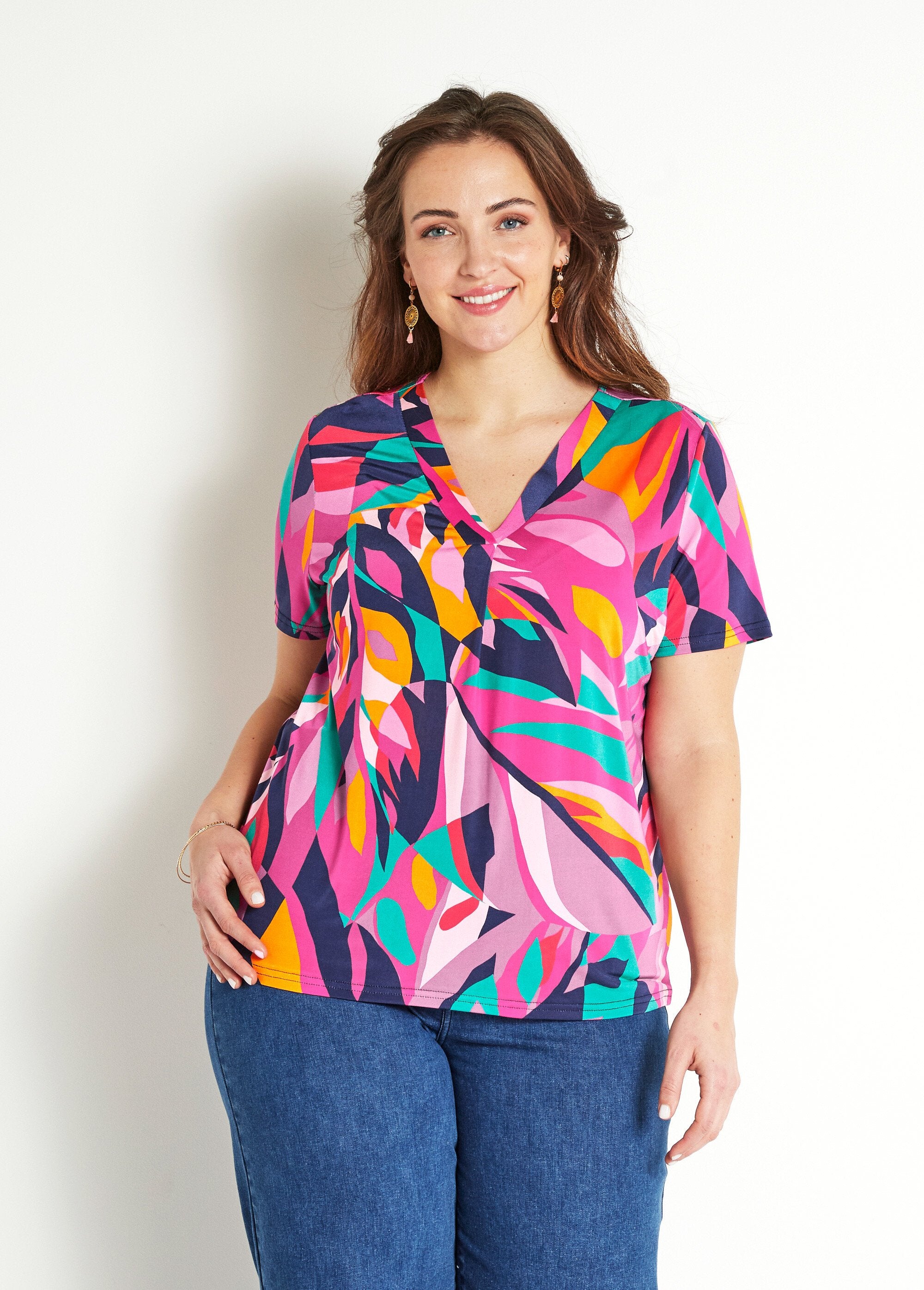 Camiseta_estampada_solta_com_decote_em_V_e_manga_curta_Multicolore_FA1_curvy