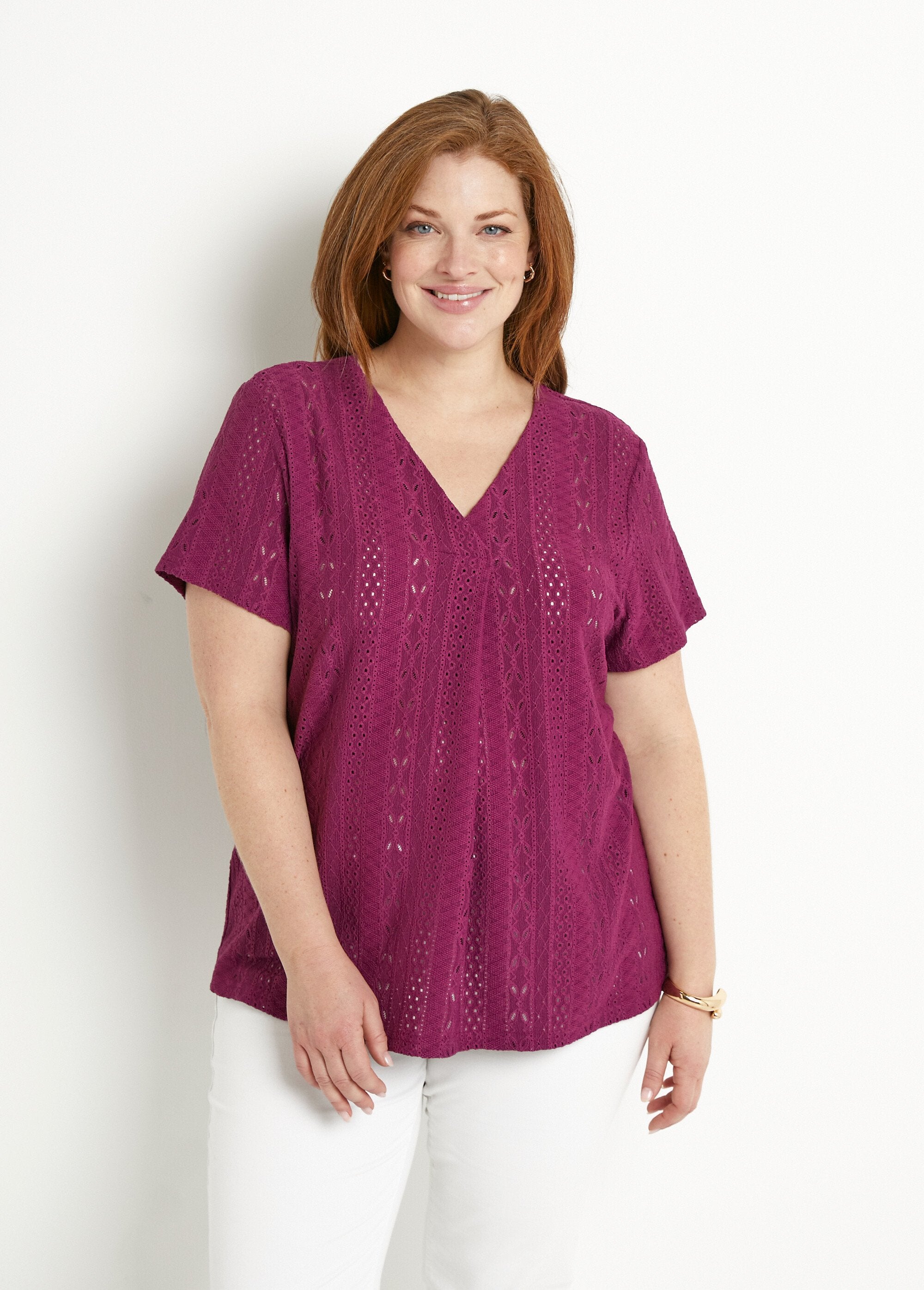 Camiseta_solta_decote_V_com_efeito_bordado_liso_Cassis_FA1_curvy