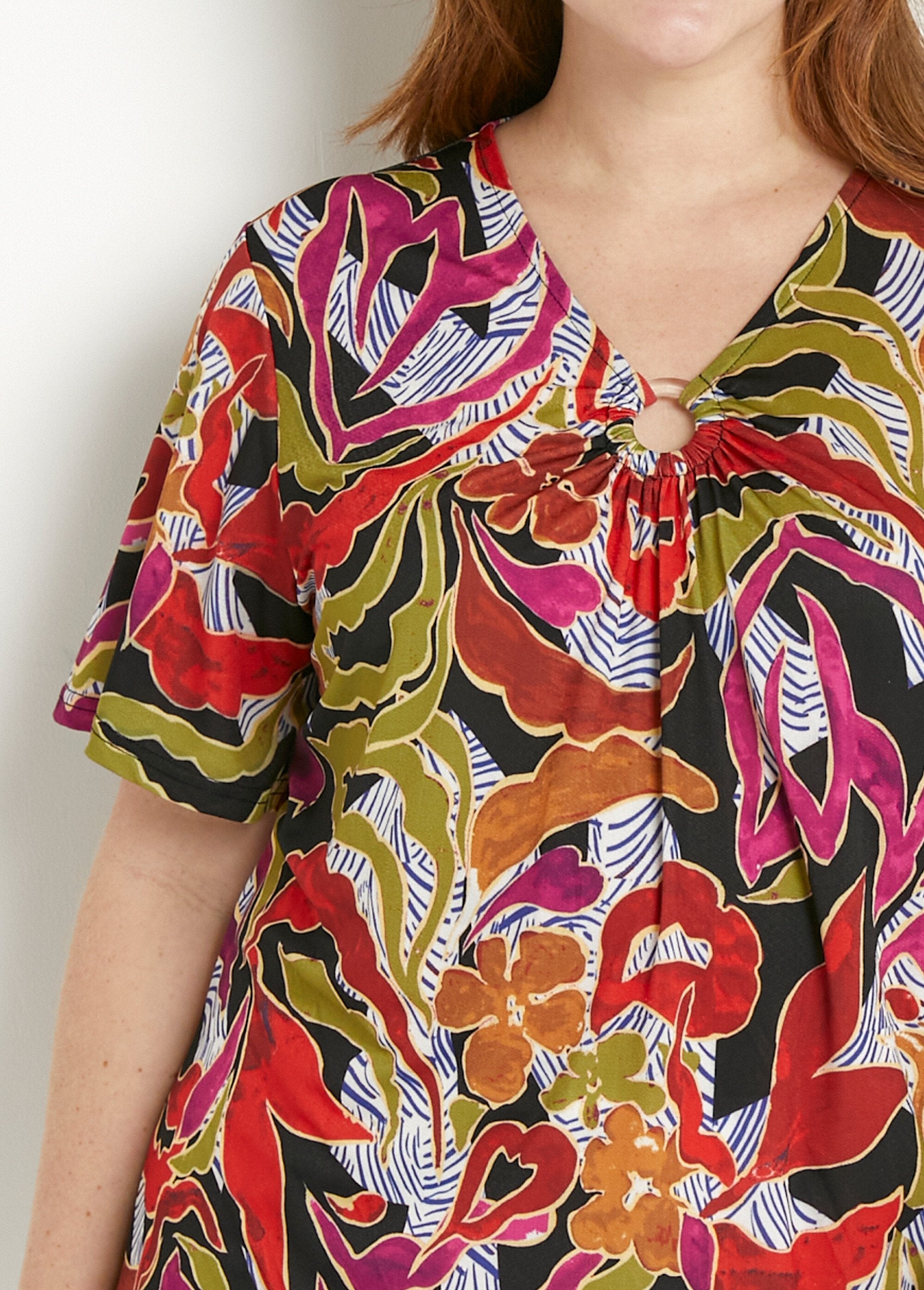 Camiseta_curta_solta_estampada_com_decote_em_V_Noir_et_parme_DE1_curvy