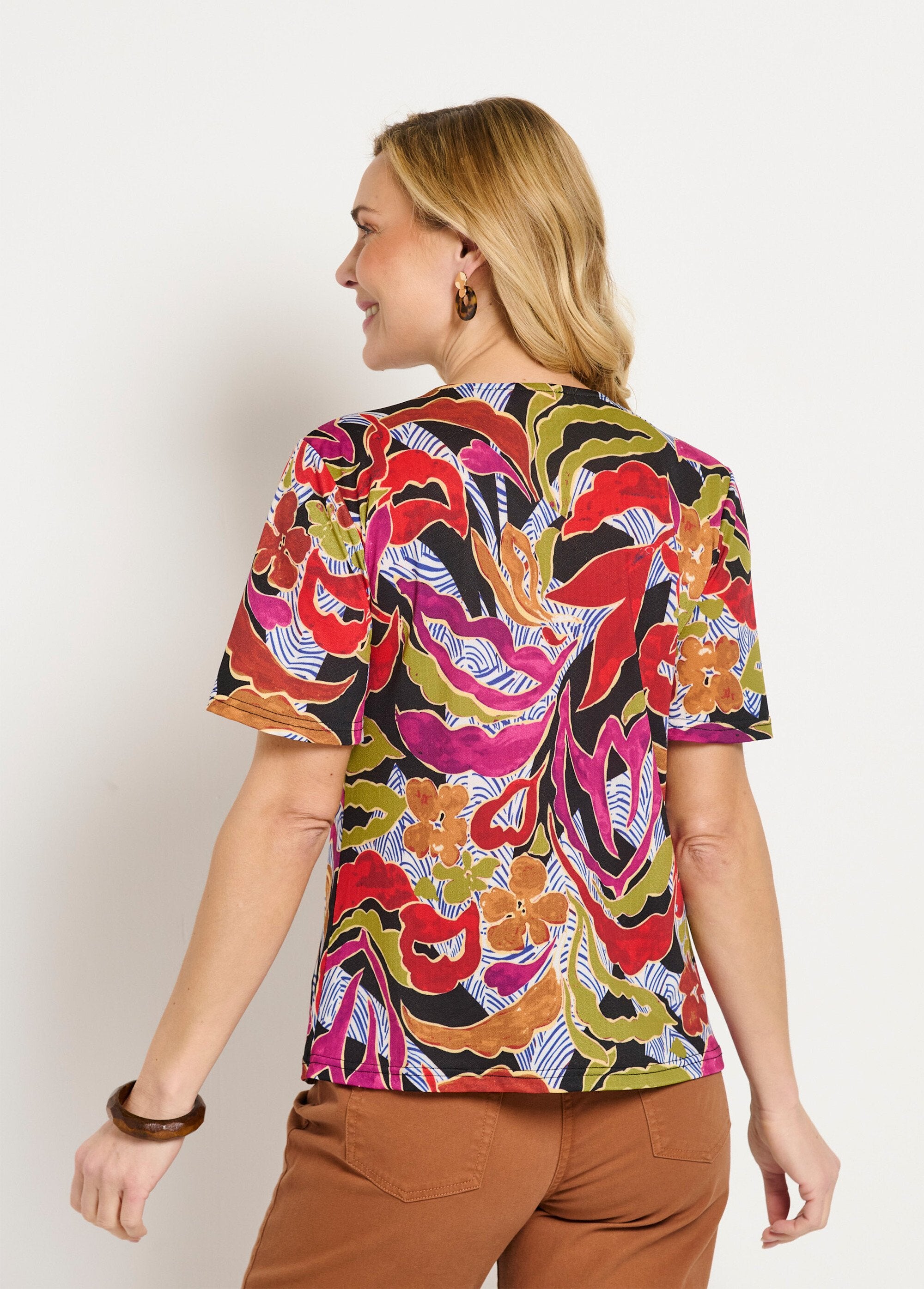 Camiseta_curta_solta_estampada_com_decote_em_V_Noir_et_parme_DO1_slim