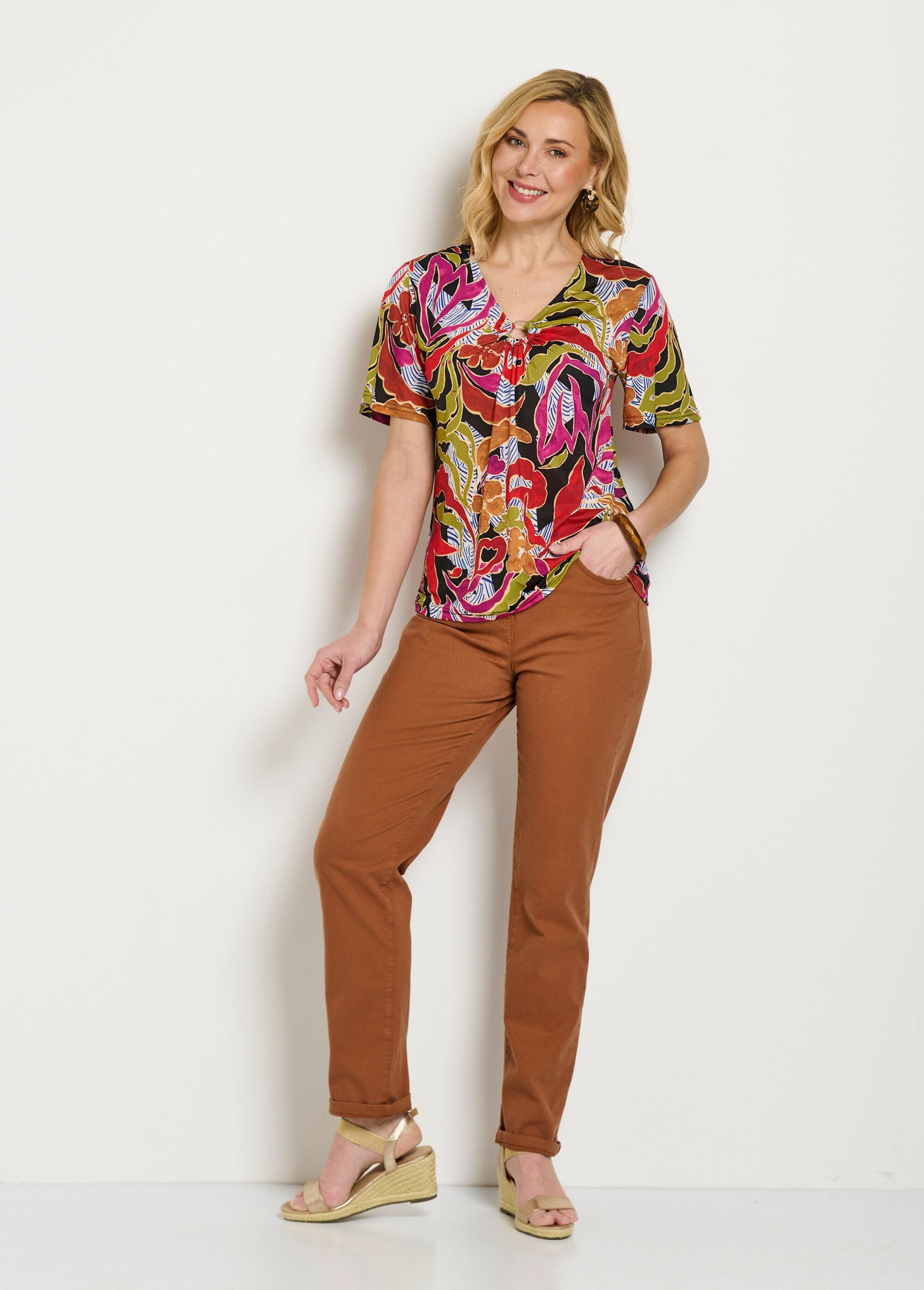 Camiseta_curta_solta_estampada_com_decote_em_V_Noir_et_parme_SF1_slim