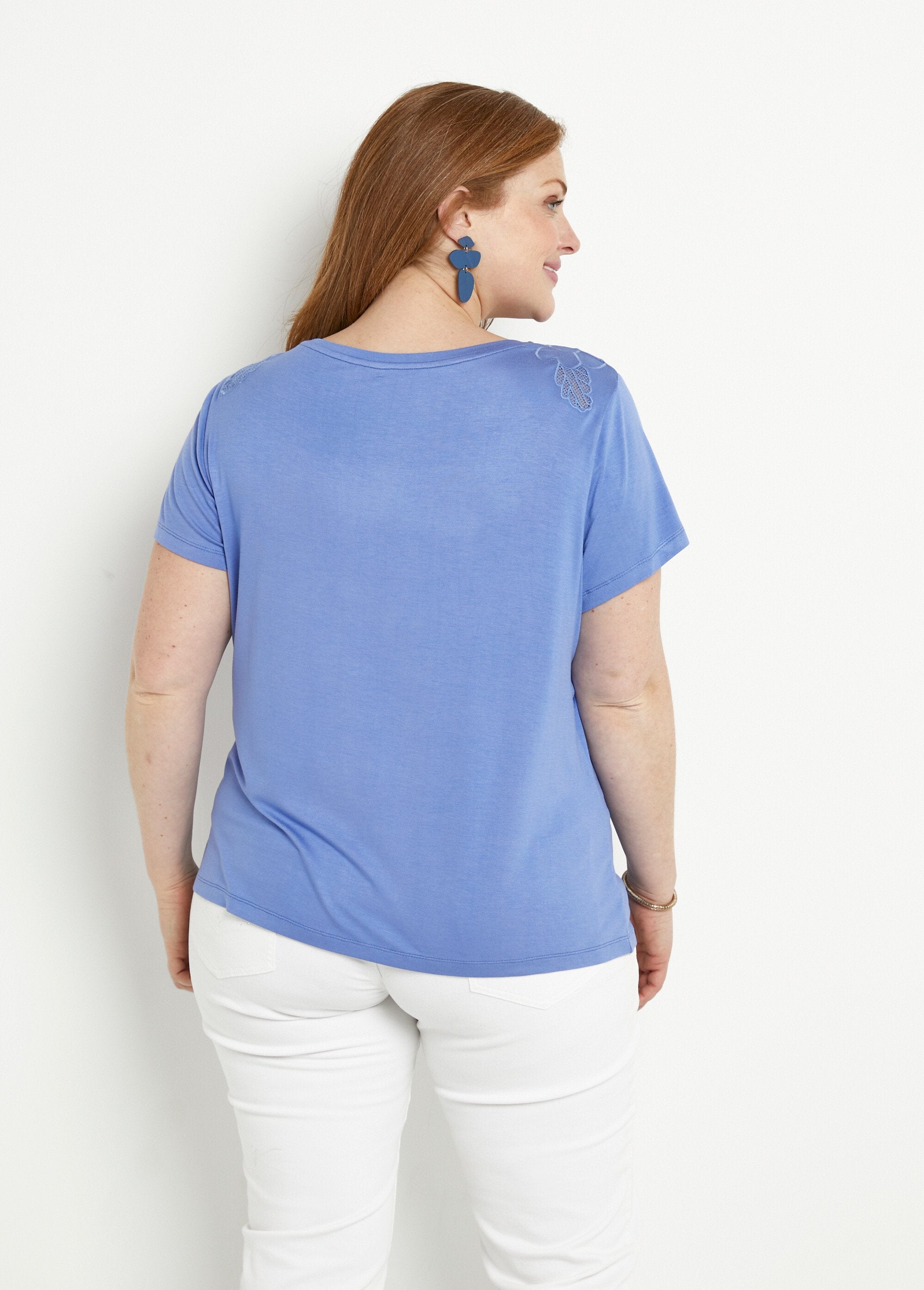 T-shirt_com_gola_redonda_em_algodão_bordada_e_aberta_Lavande_DO1_curvy