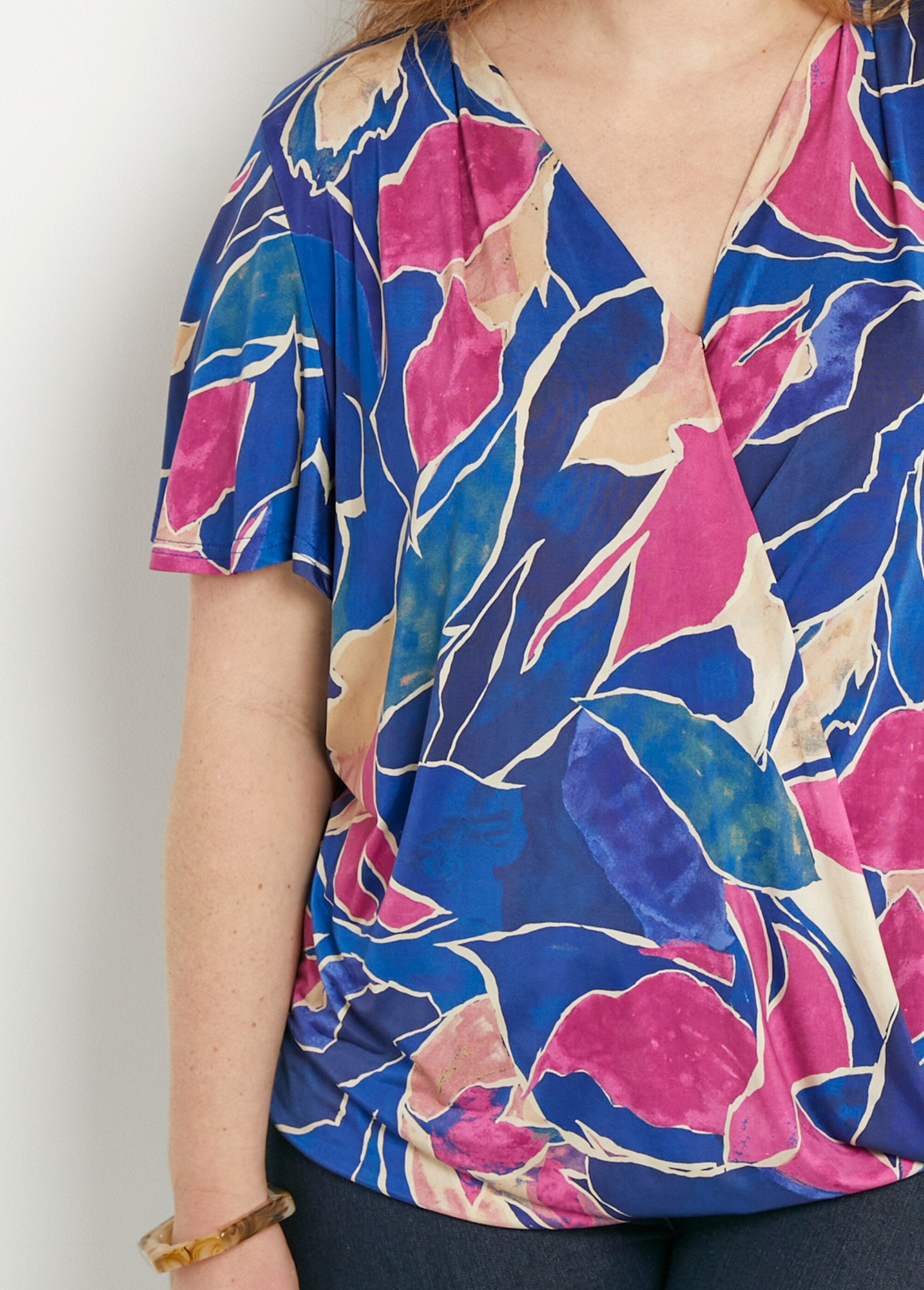 T-shirt_comprida_com_blusa_floral_Bleu_et_rose_DE1_curvy