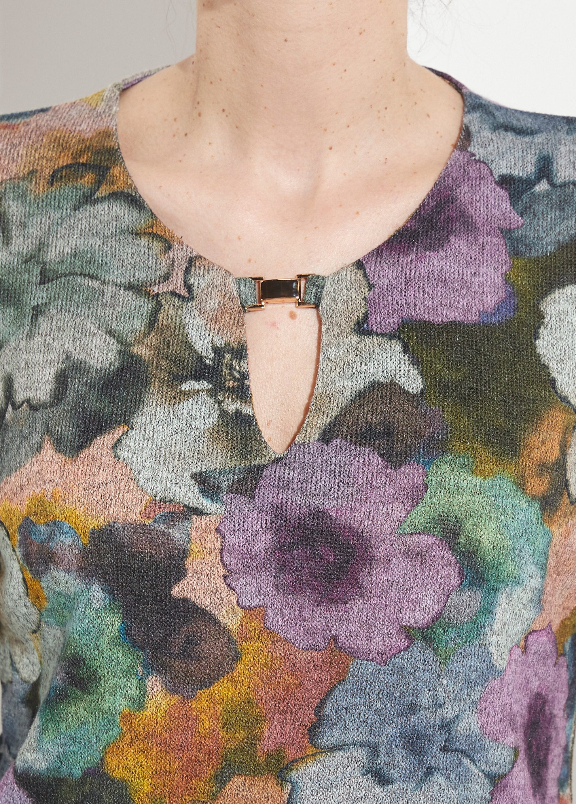 Camiseta_estampada_quentinha_com_decote_redondo_e_pedras_preciosas_Gris_et_parme_DE1_slim