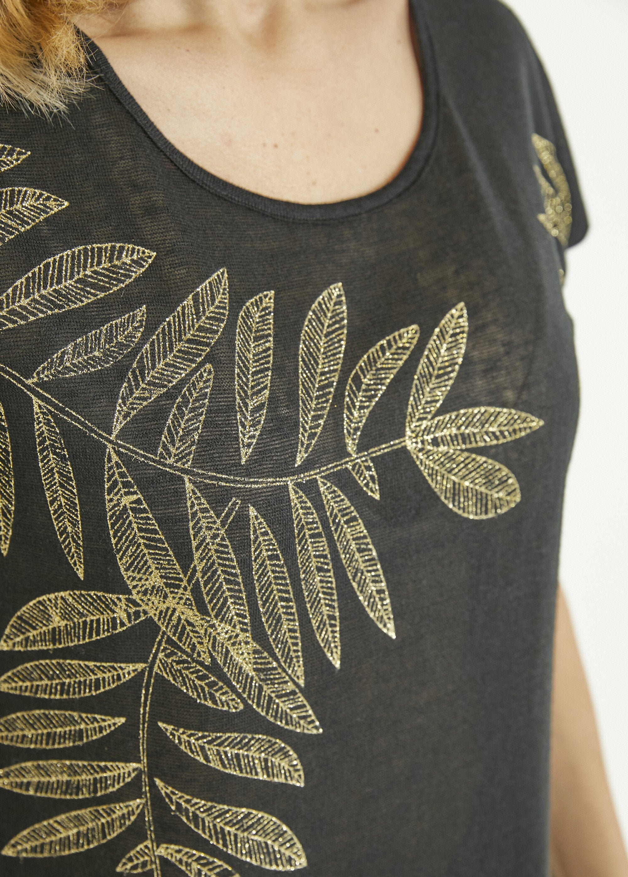 Camiseta_gola_redonda_com_malha_slub_e_padrão_dourado_Noir_DE2_slim