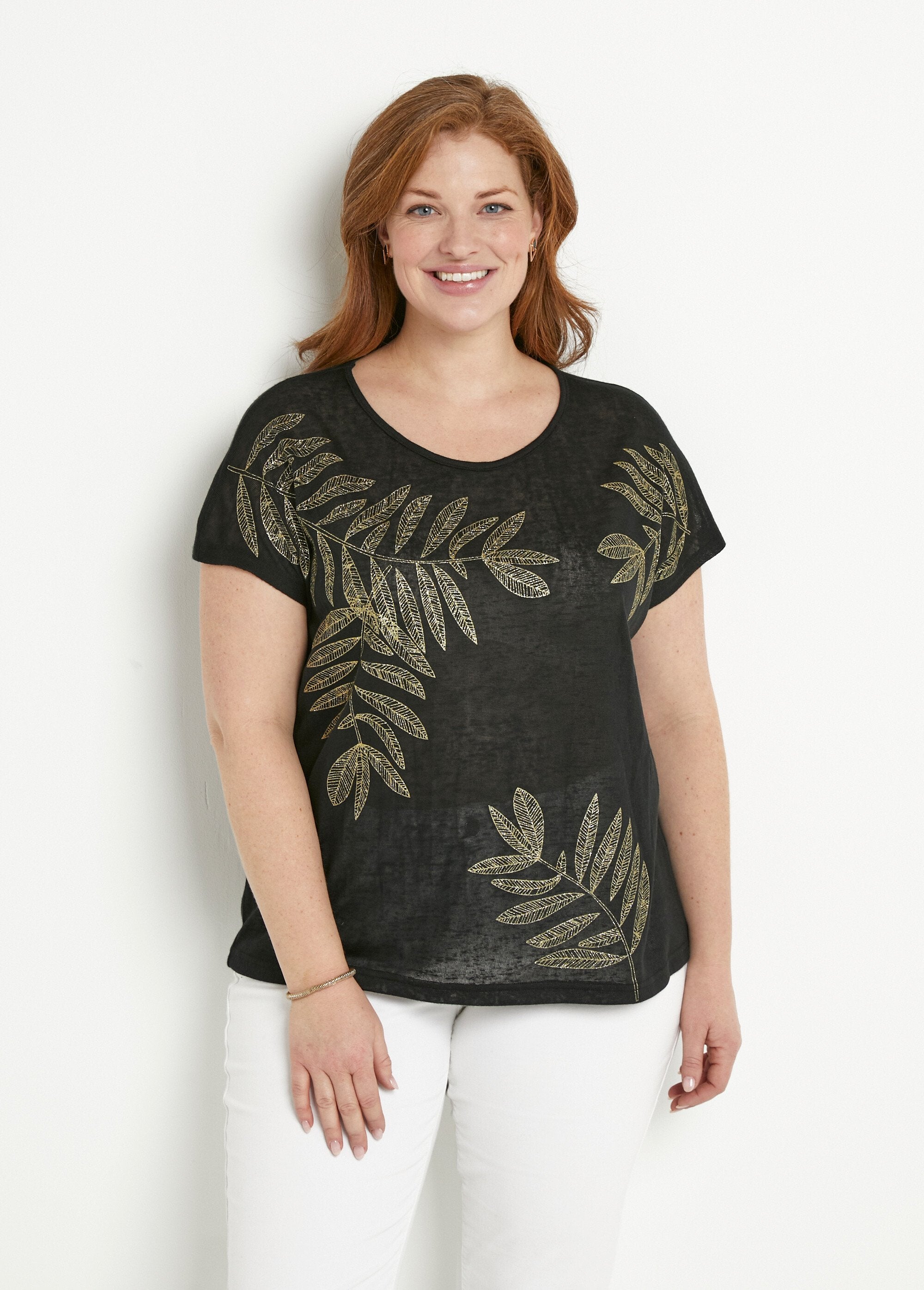 Camiseta_gola_redonda_com_malha_slub_e_padrão_dourado_Noir_FA1_curvy