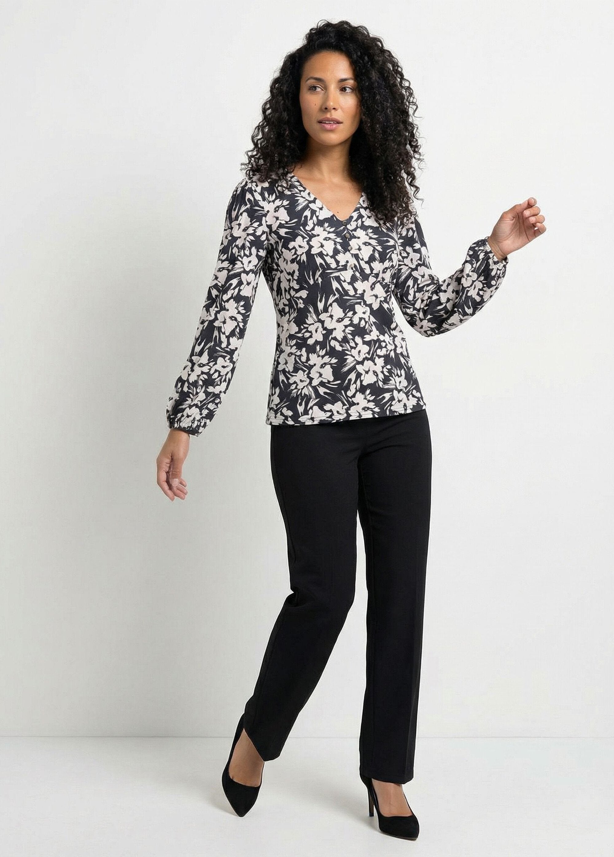 T-shirt_com_decote_em_V_estampado_e_botões_largos_Noir_SF1_slim