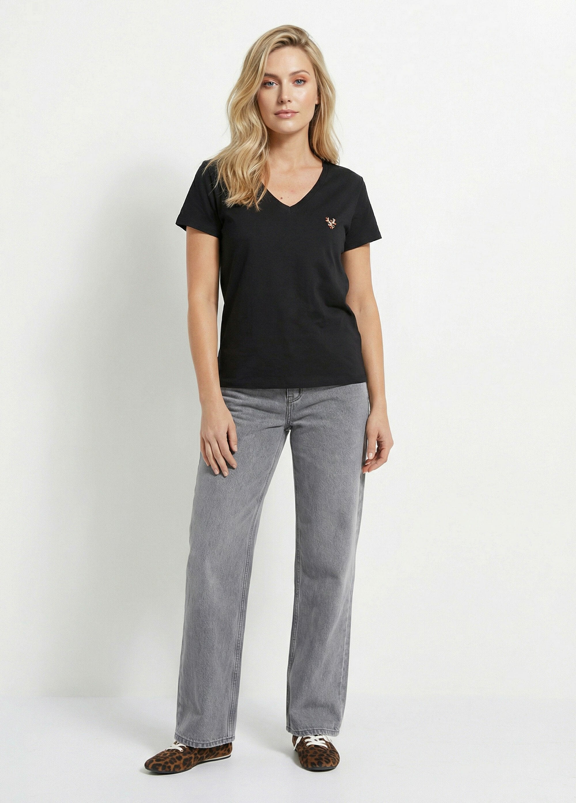 T-shirt_com_decote_em_V_e_bordado_de_leopardo_fluorescente_Noir_SF1_slim