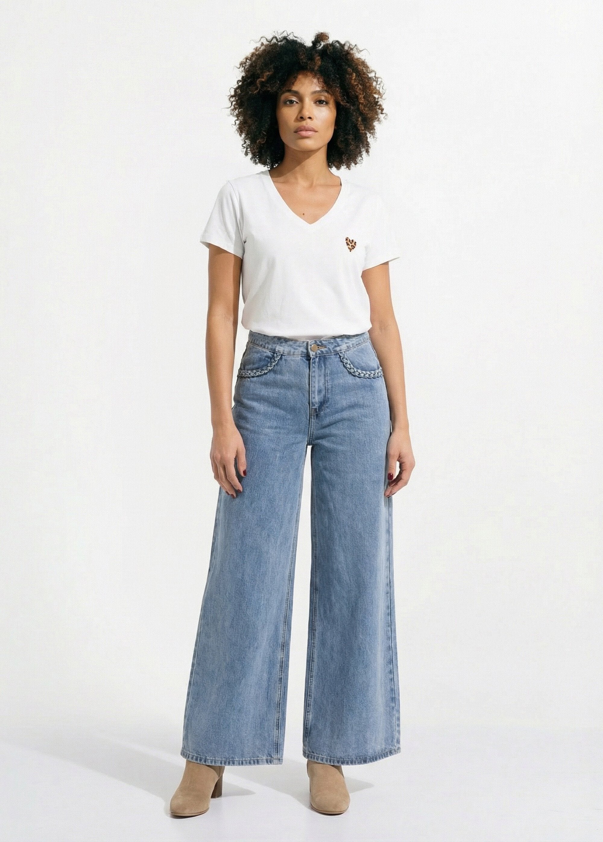 T-shirt_com_decote_em_V_e_bordado_de_leopardo_fluorescente_Blanc_SF1_slim