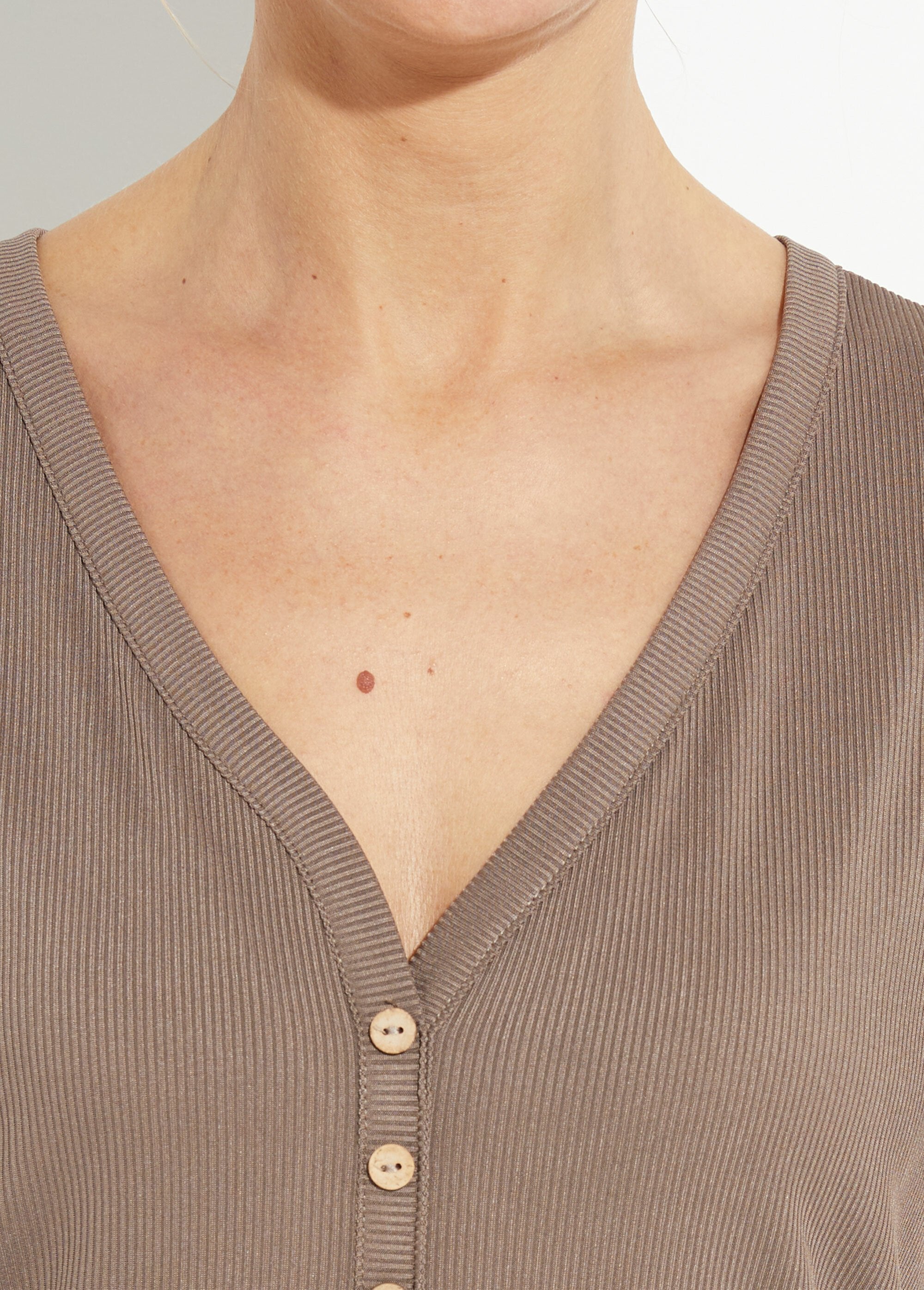 T-shirt_com_decote_em_V_em_jersey_canelado,_Essentiel_Taupe_DE1_slim