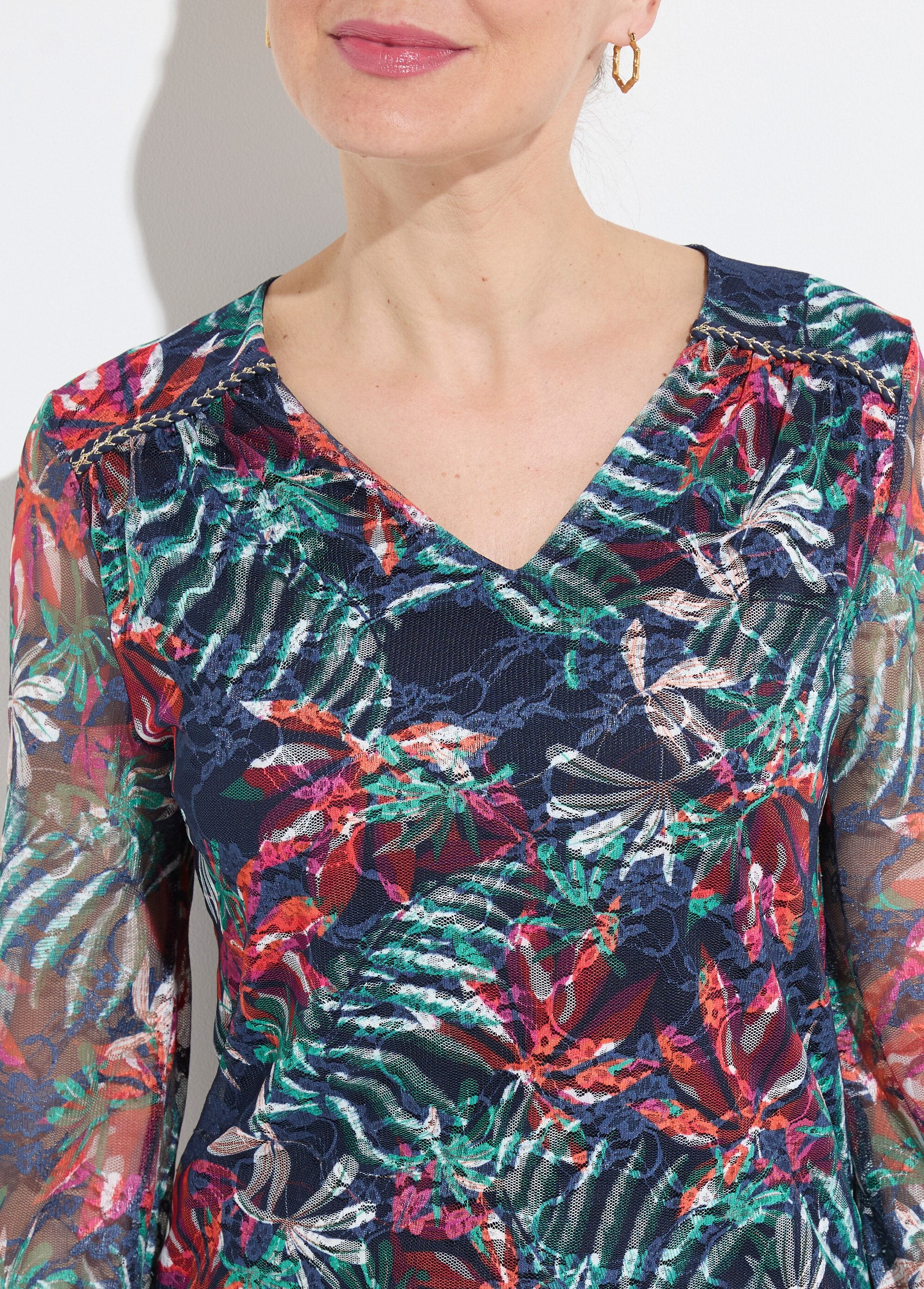 Camiseta_decote_em_V_com_malha_de_renda_estampada_Marine_et_orange_DE1_slim