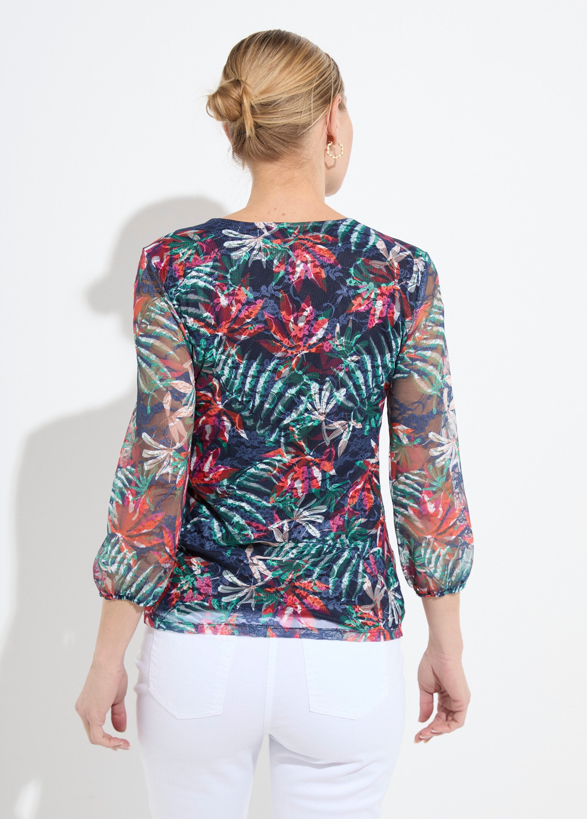 Camiseta_decote_em_V_com_malha_de_renda_estampada_Marine_et_orange_DO1_slim