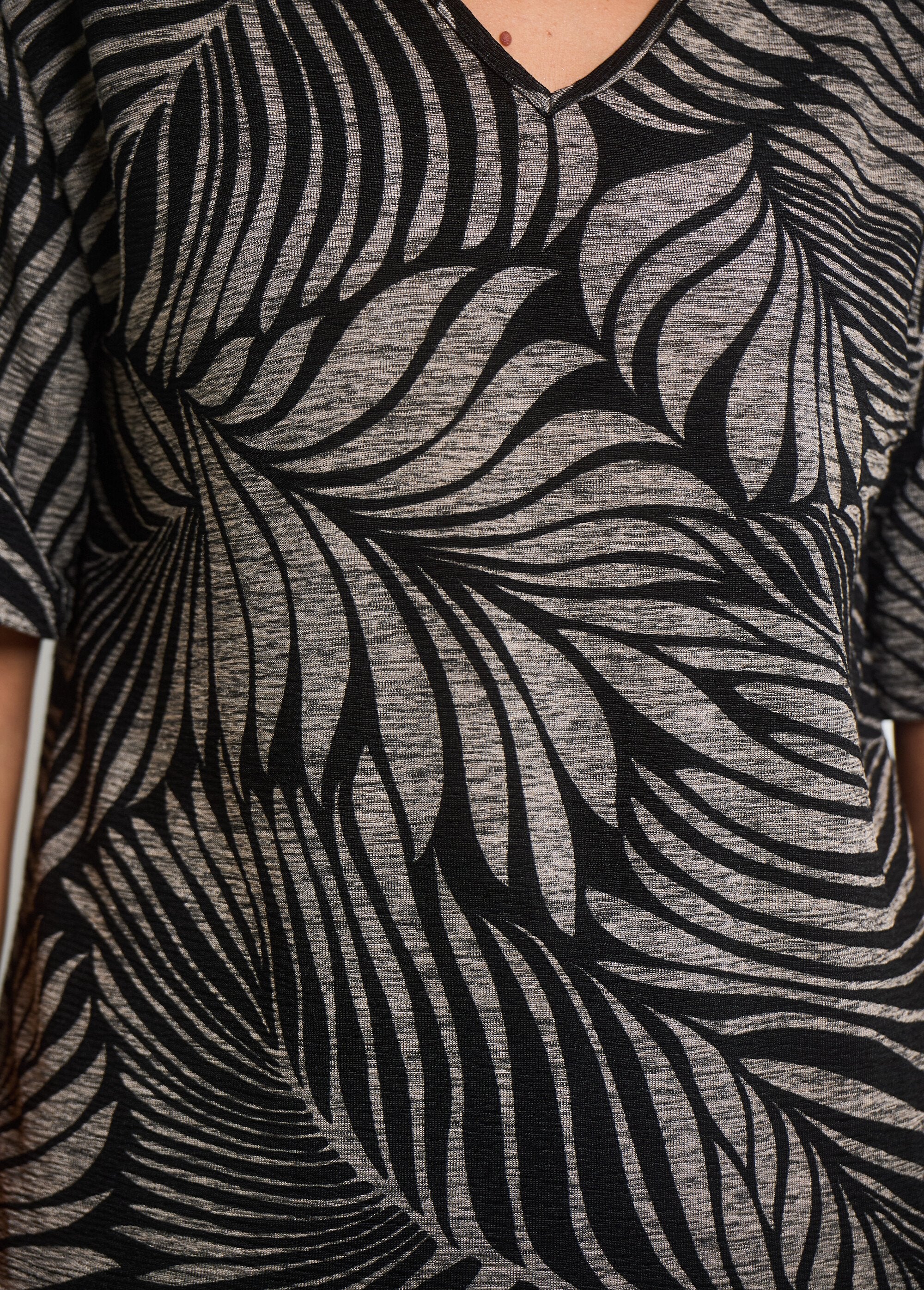 T-shirt_com_decote_em_V_com_estampado_animal_Gris_et_noir_DE1_slim