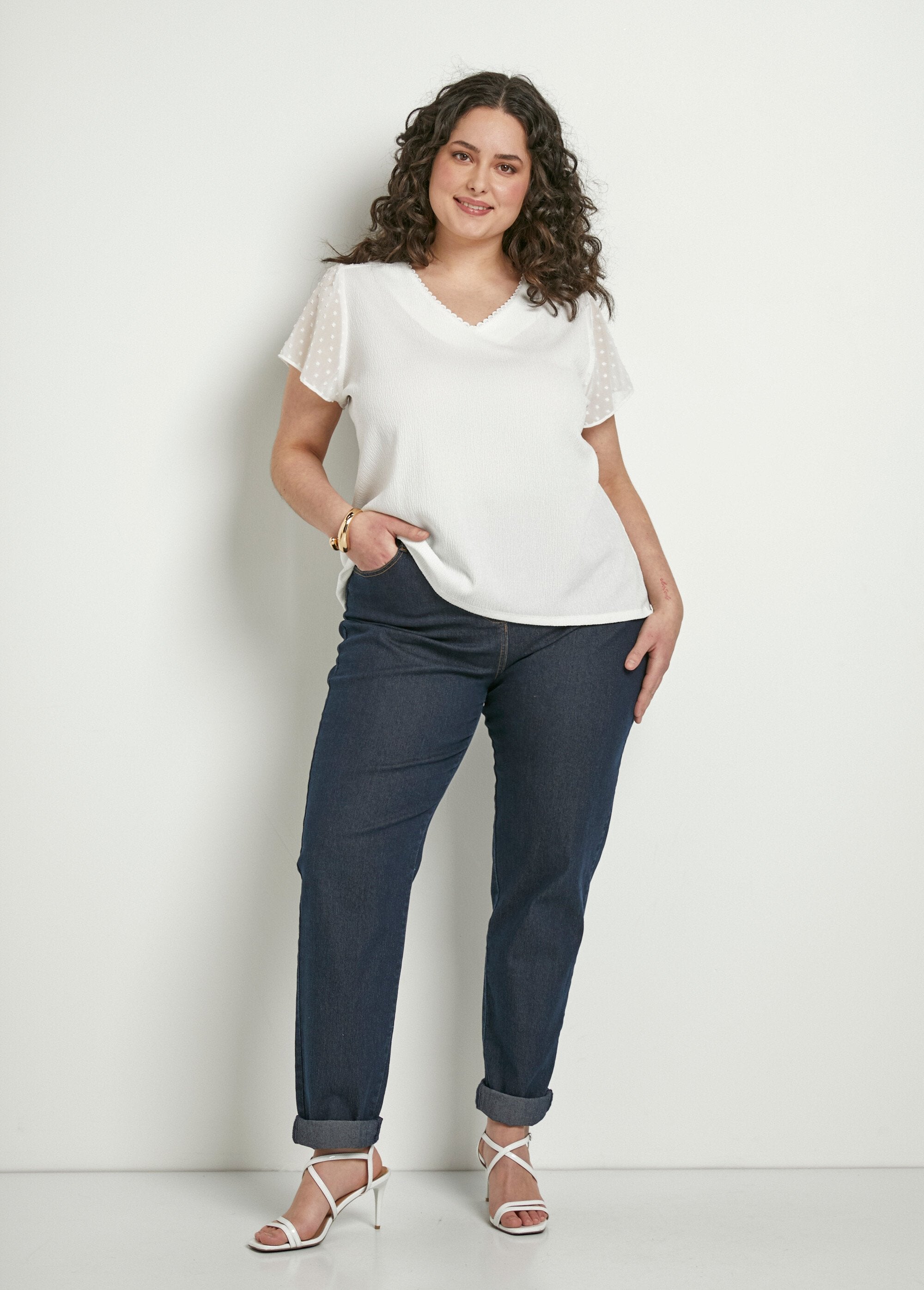 T-shirt_de_manga_curta_com_decote_em_V_com_penas_Blanc_SF1_curvy