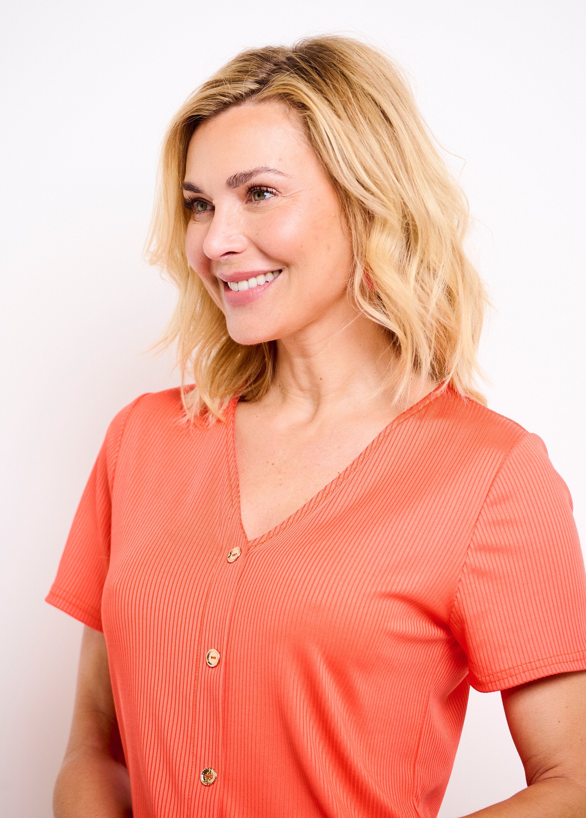 T-shirt_direita_com_decote_em_V_e_canelado_liso_Capucine_DE1_slim