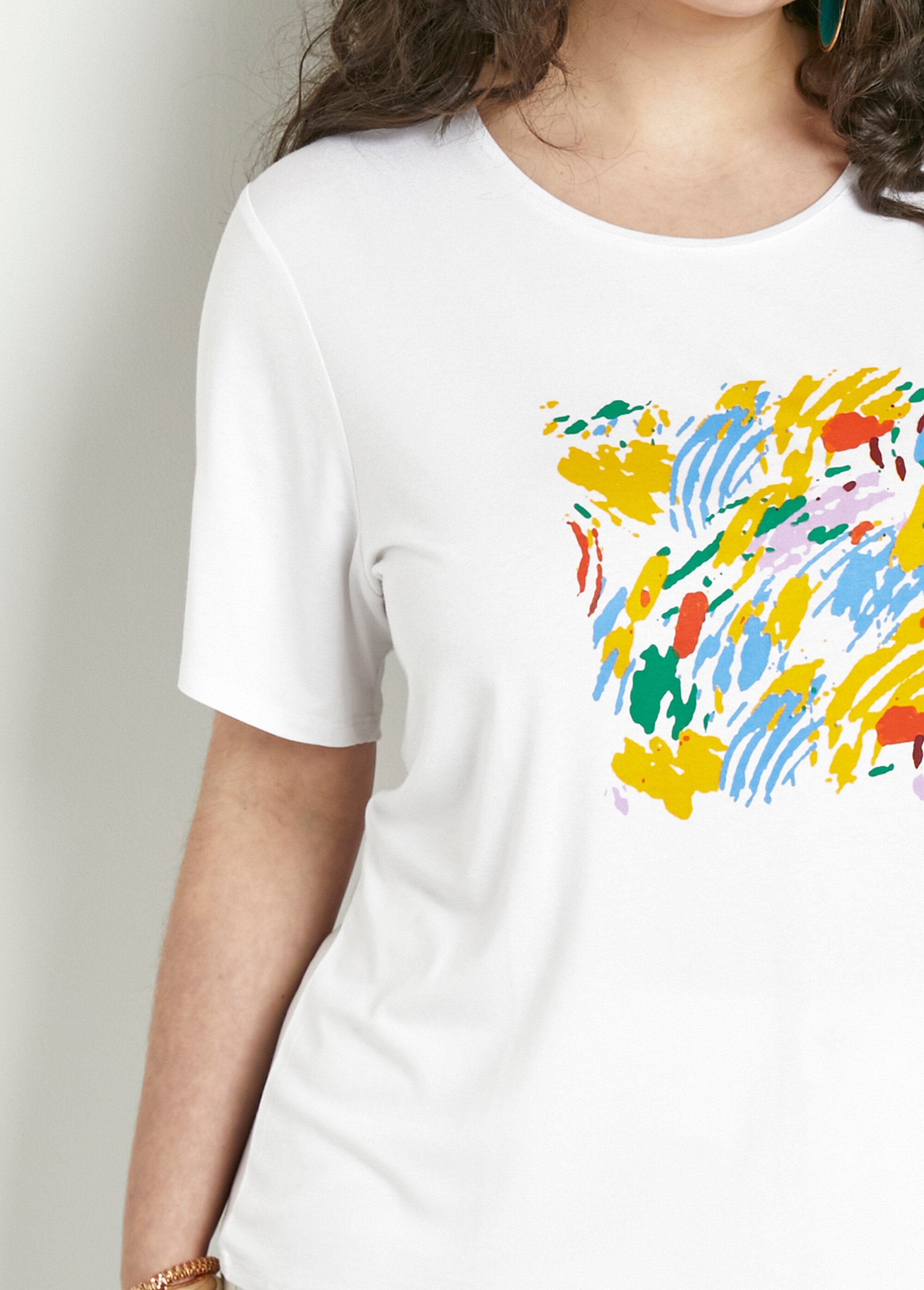 T-shirt_branca_de_manga_curta_com_padrão_Fond_blanc_DE1_curvy