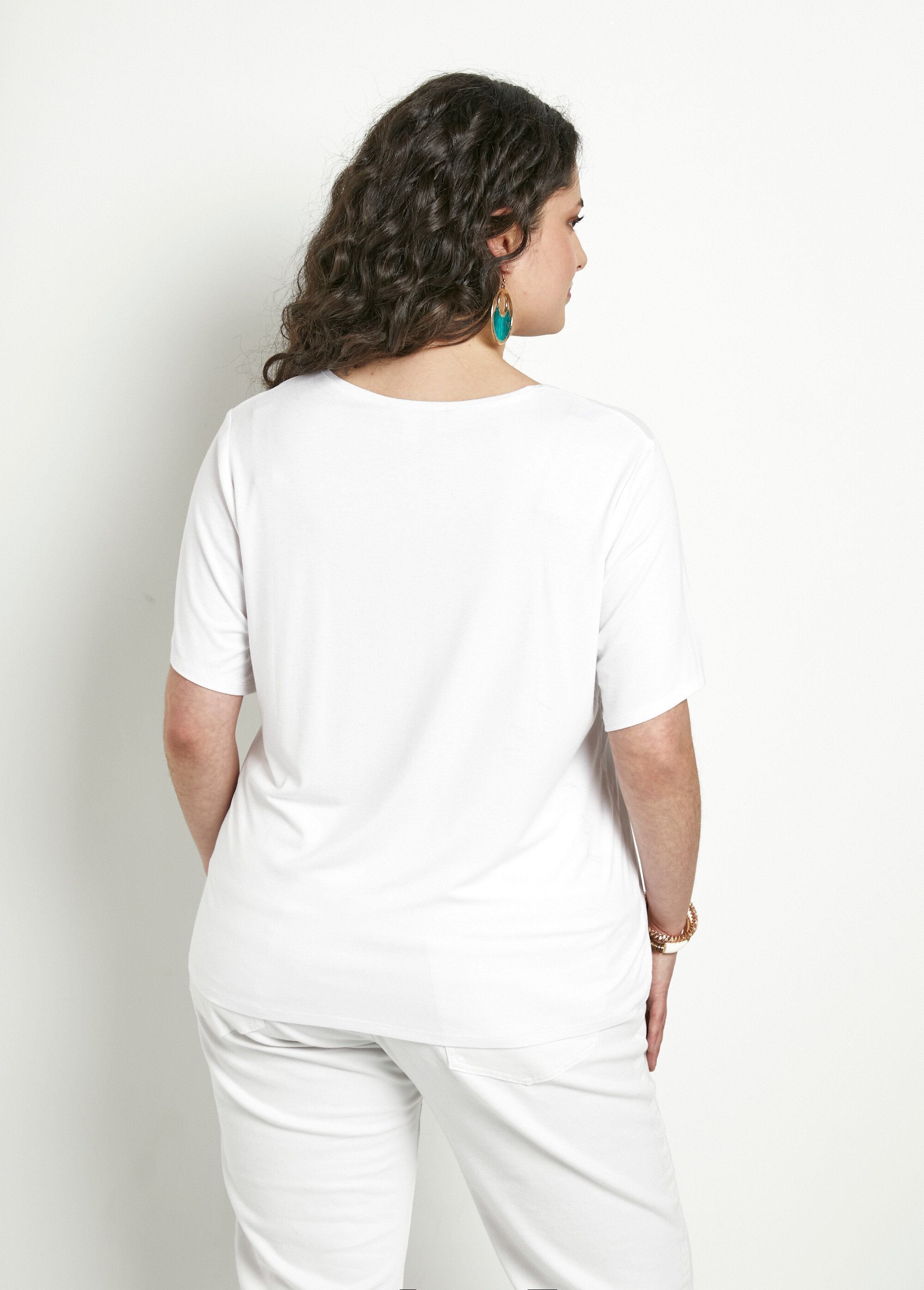 T-shirt_branca_de_manga_curta_com_padrão_Fond_blanc_DO1_curvy