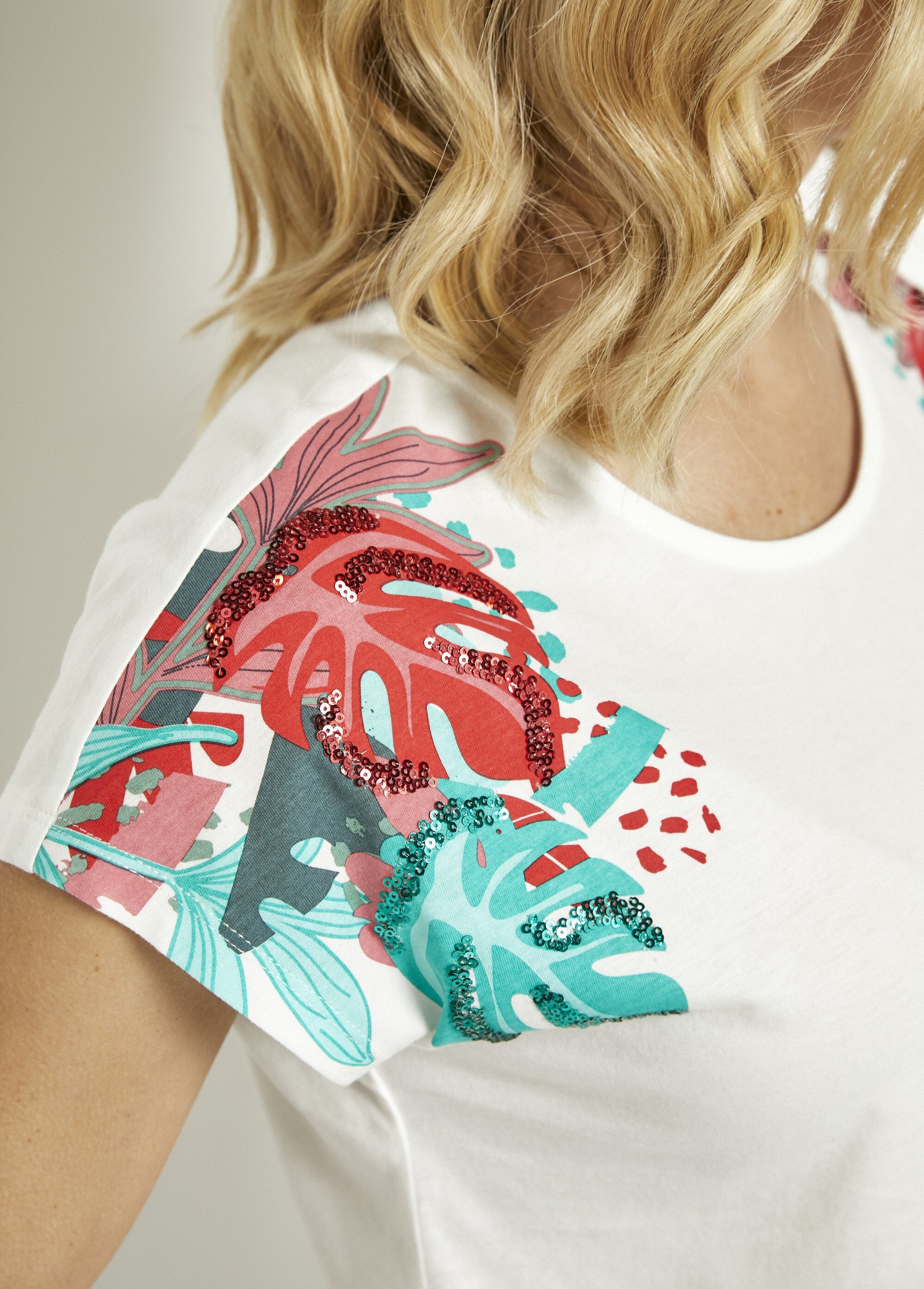 T-shirt_branca_curta_com_padrão_de_lantejoulas_e_gola_redonda_Fond_blanc_DE1_slim