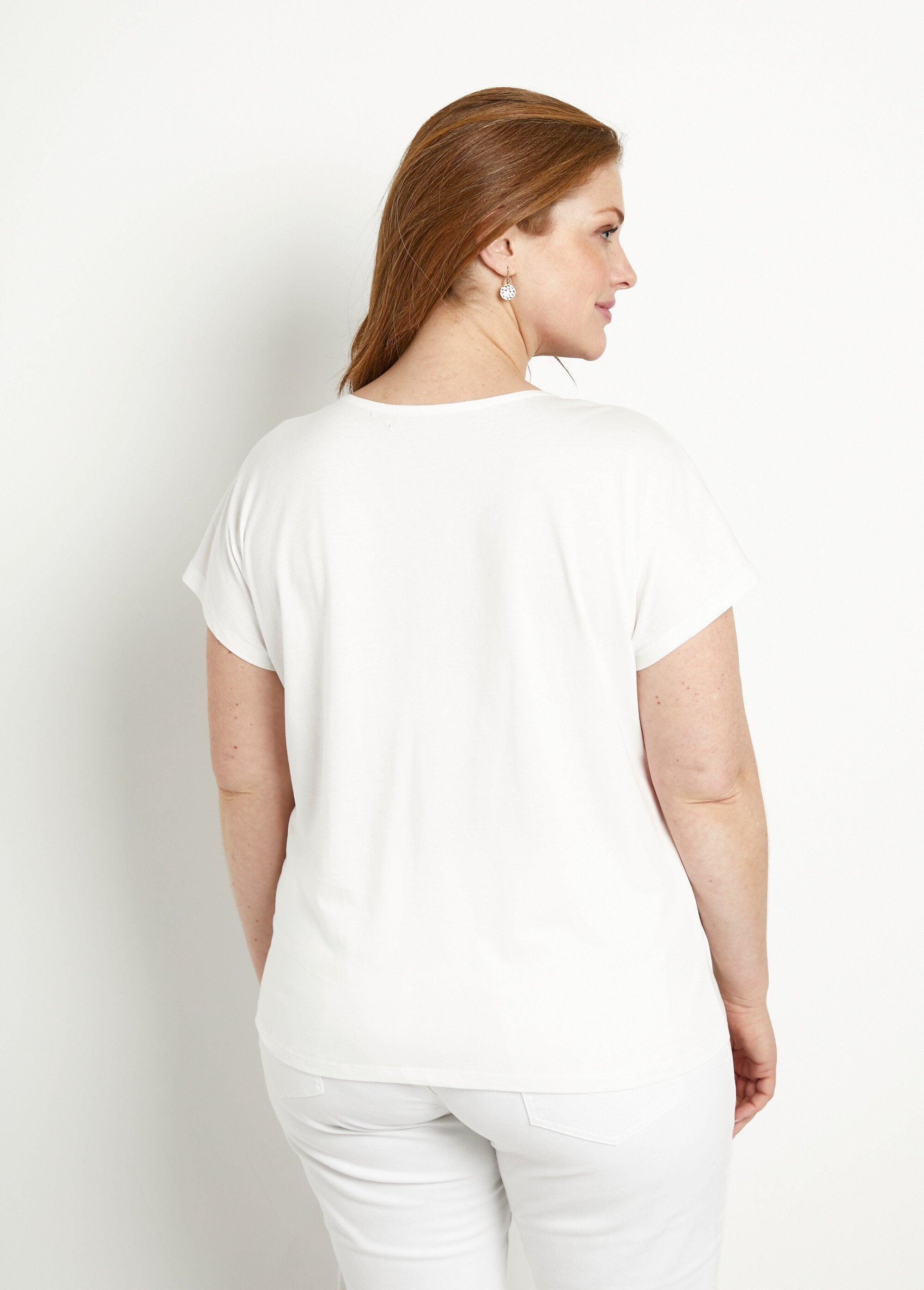 T-shirt_branca_curta_com_padrão_de_lantejoulas_e_gola_redonda_Fond_blanc_DO1_curvy