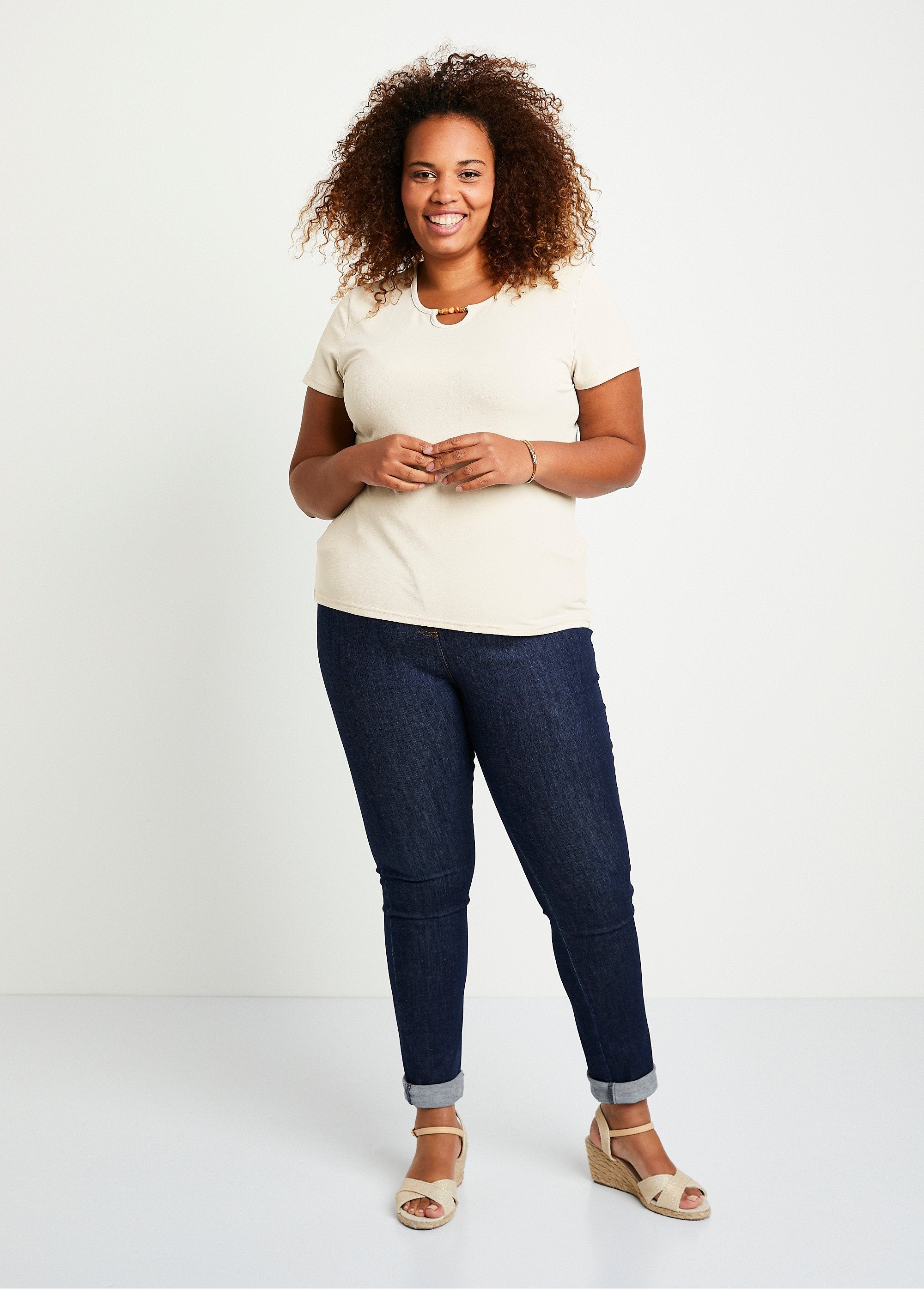 Camiseta_curta_com_gola_redonda_e_pedras_preciosas_Bege_liso_SF1_curvy