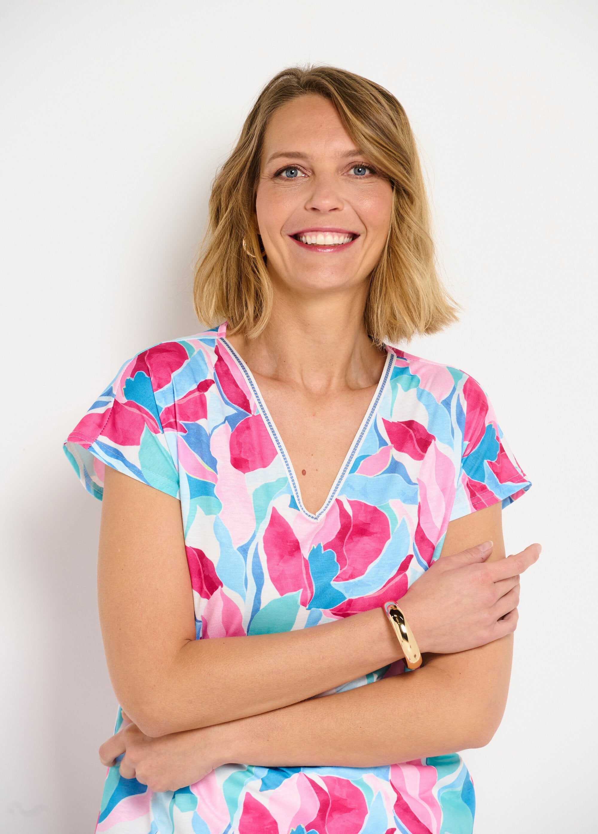 Camiseta_curta_com_decote_em_V_e_estampa_brilhante_Bleu_et_rose_DE1_slim