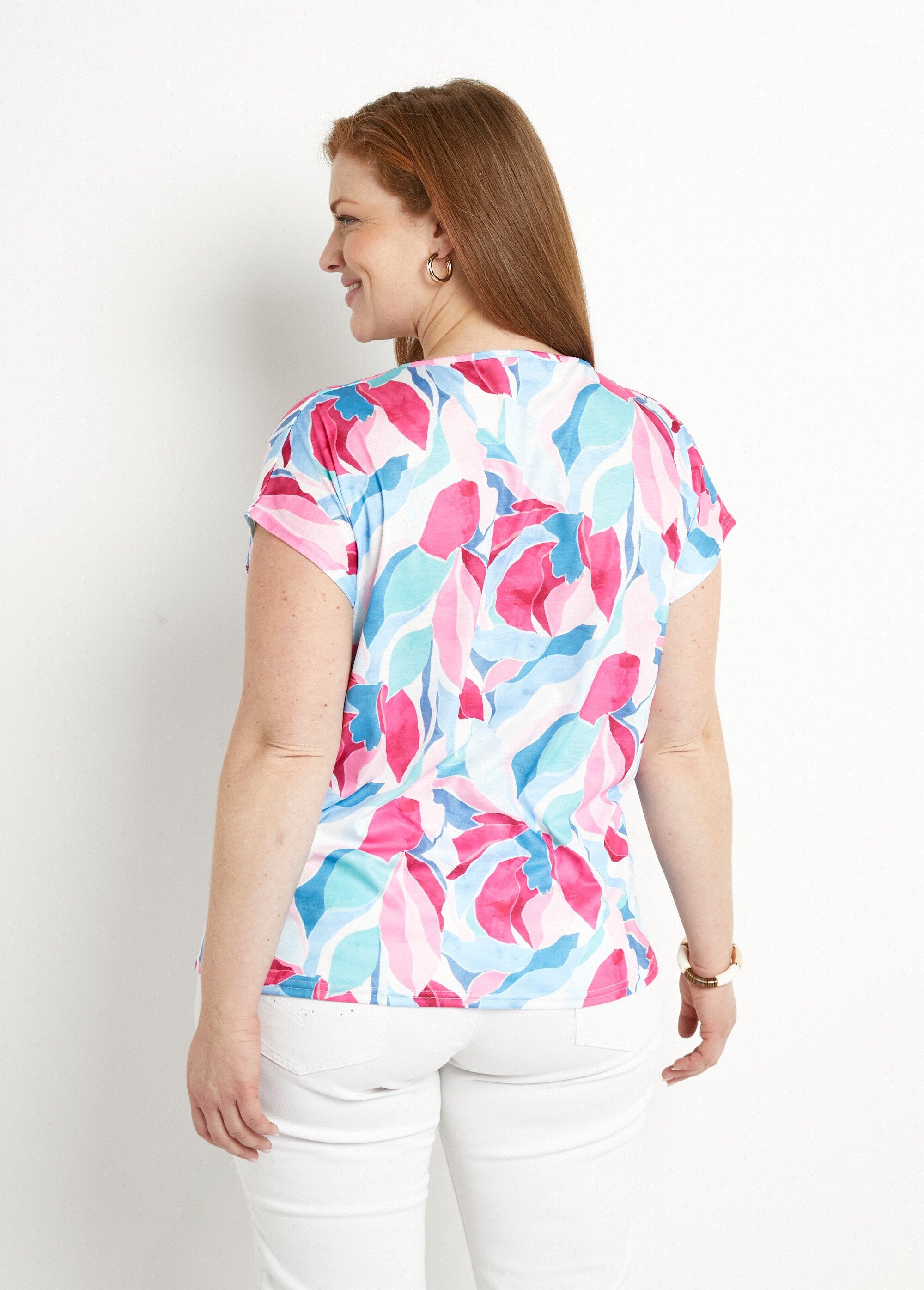 Camiseta_curta_com_decote_em_V_e_estampa_brilhante_Bleu_et_rose_DO1_curvy