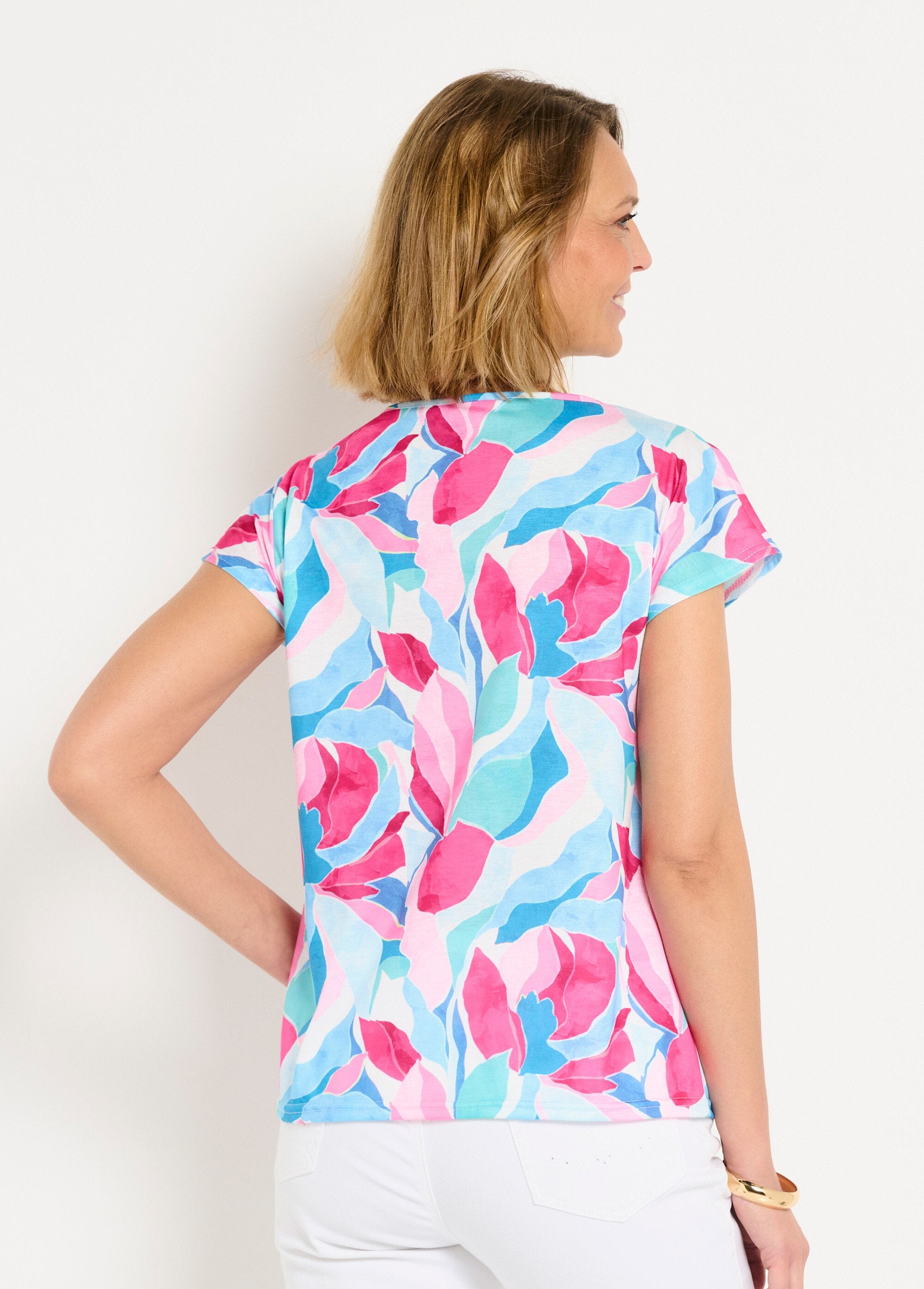 Camiseta_curta_com_decote_em_V_e_estampa_brilhante_Bleu_et_rose_DO1_slim