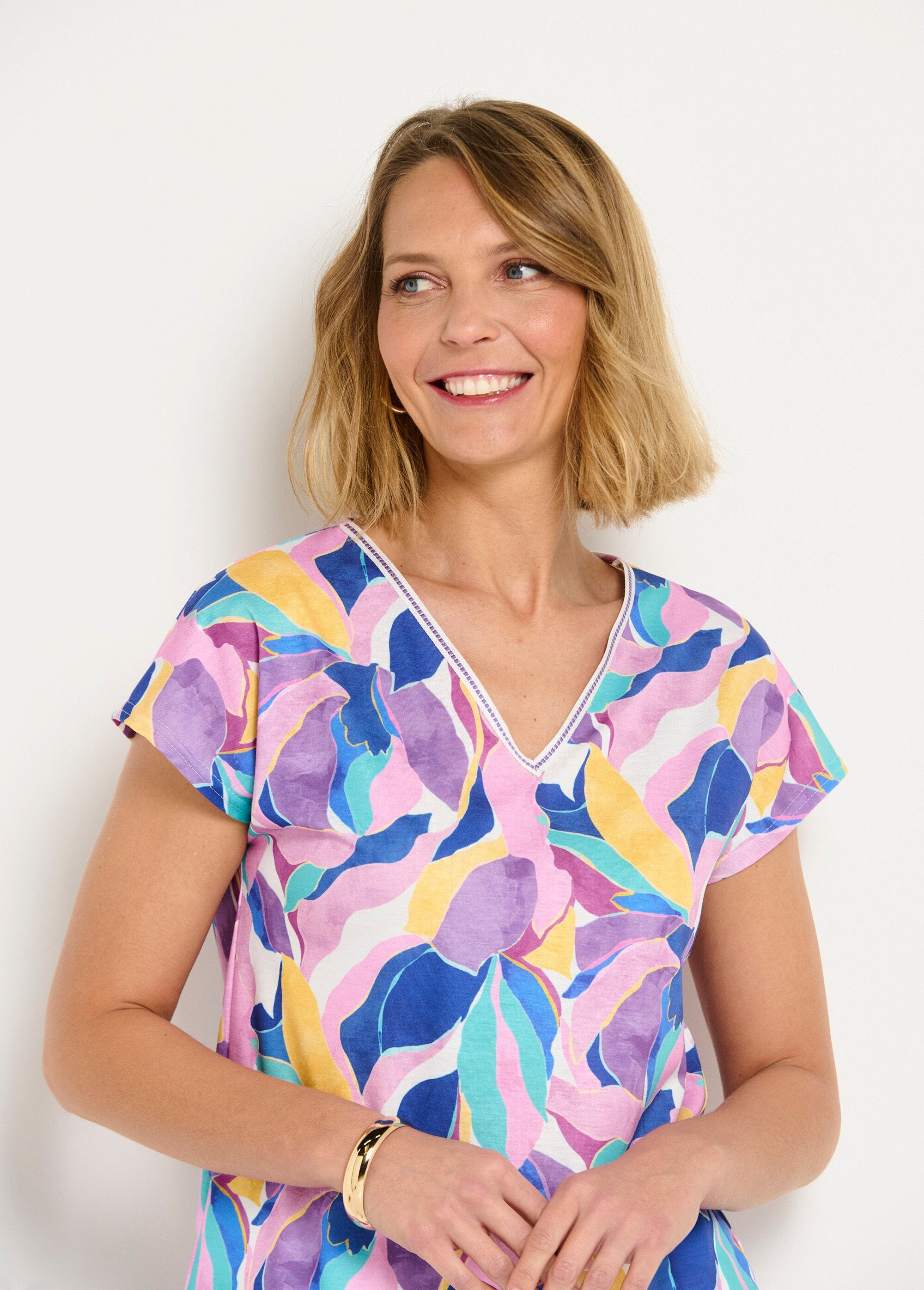 Camiseta_curta_com_decote_em_V_e_estampa_brilhante_Parme_et_jaune_DE1_slim