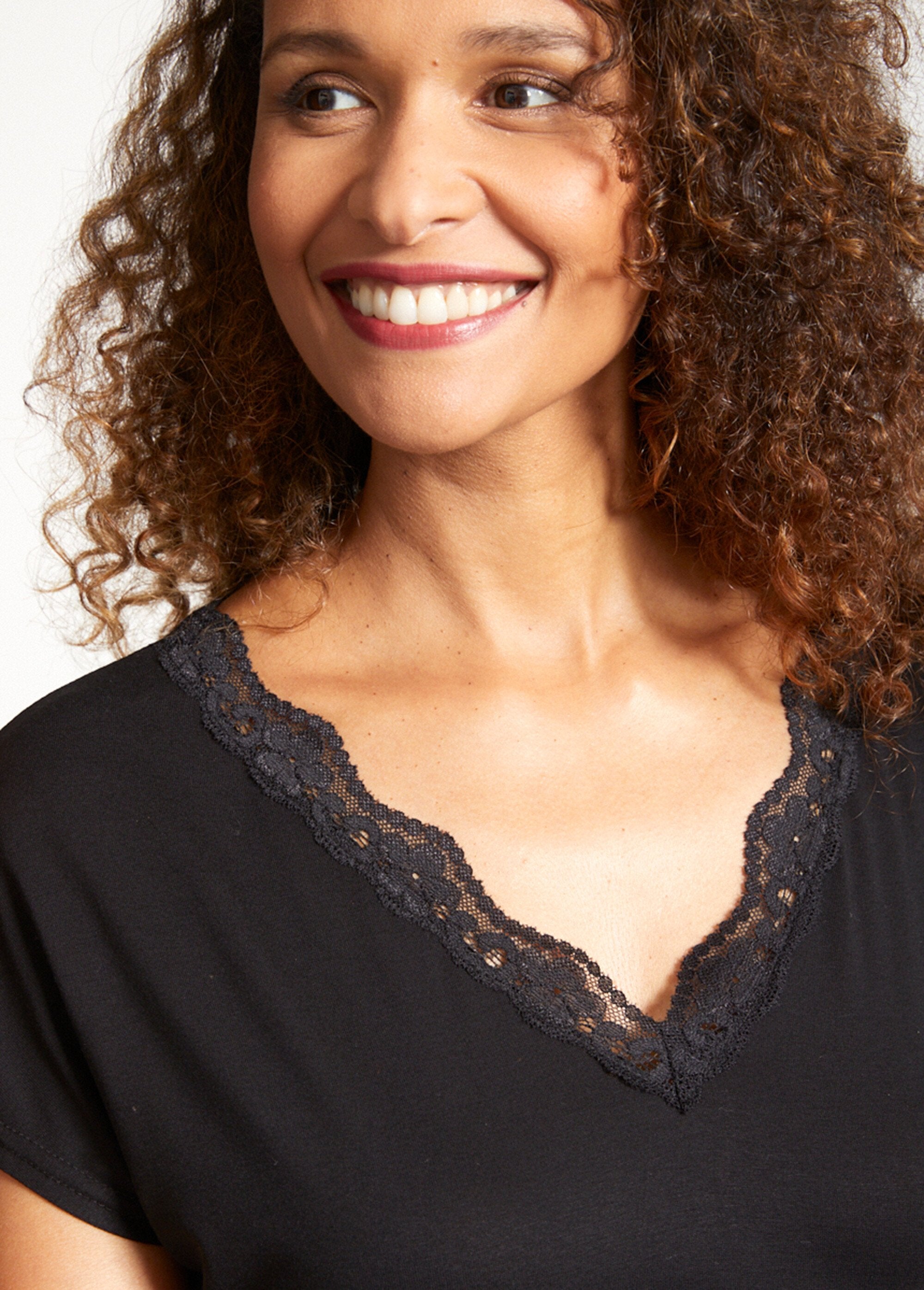 T-shirt_curta_em_renda_stretch_PRETO_DE1_slim