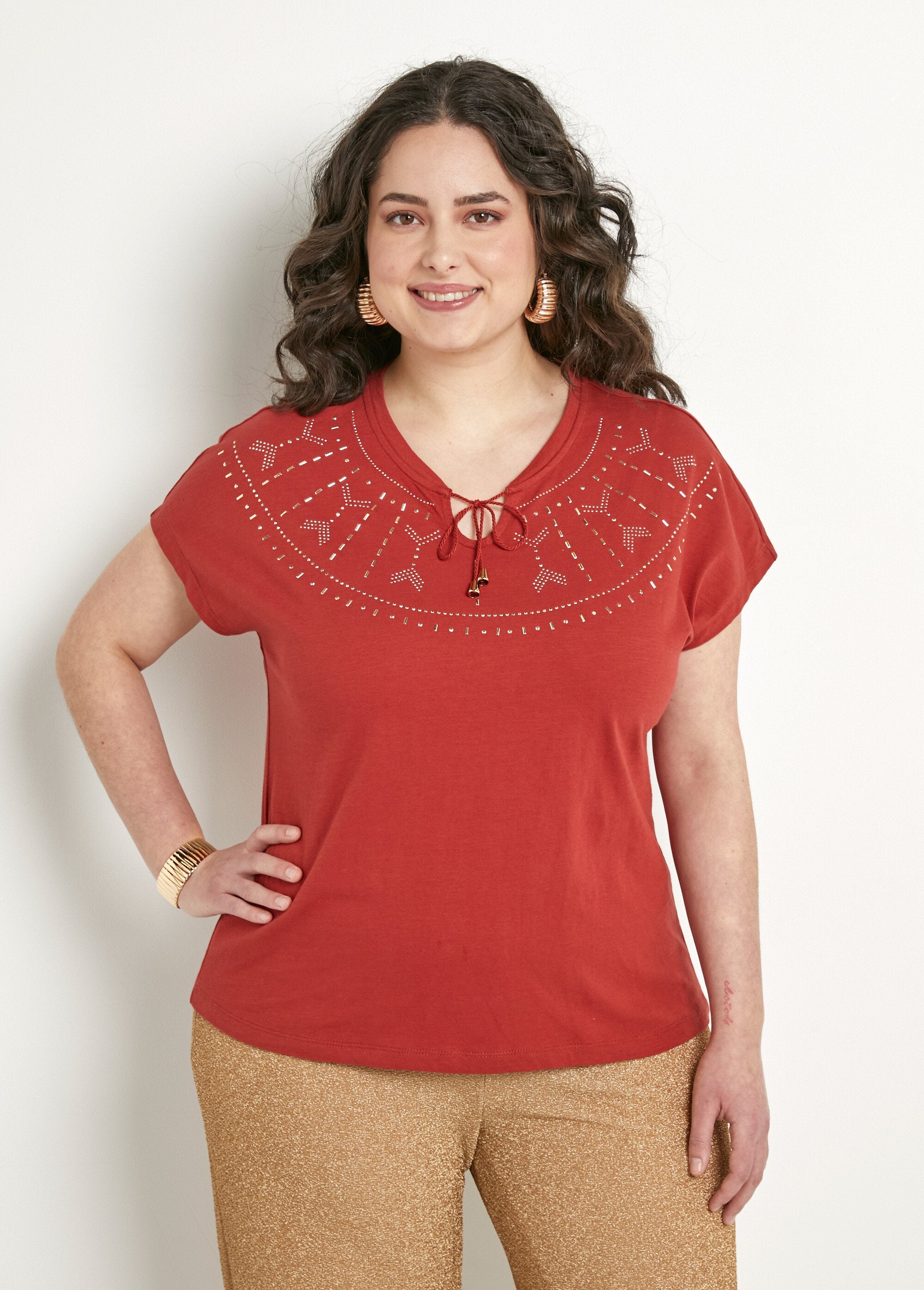 T-shirt_curta_com_tachas_lisas_em_ponto_de_chama_Paprika_FA1_curvy