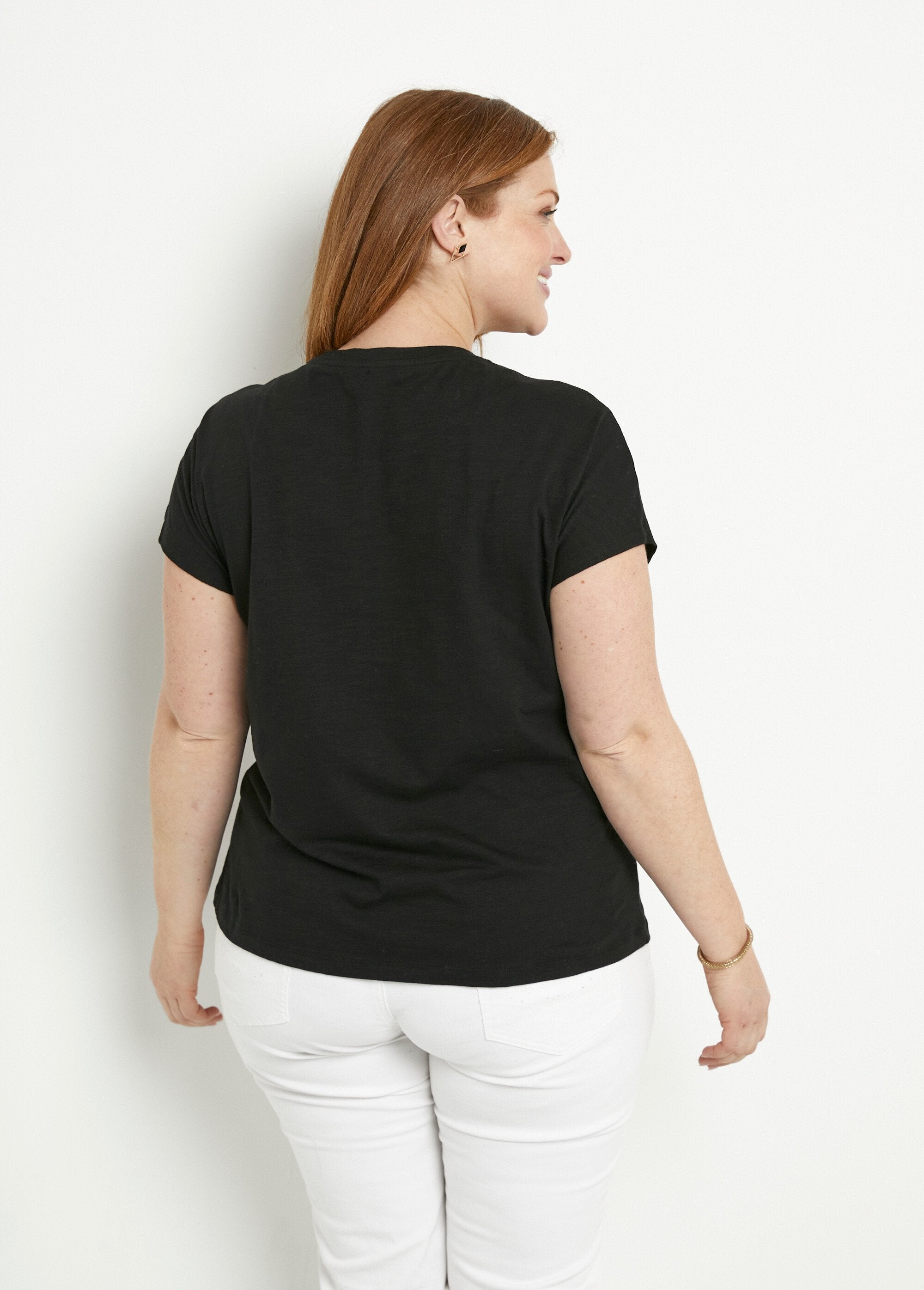 T-shirt_curta_com_tachas_lisas_em_ponto_de_chama_Noir_DO1_curvy