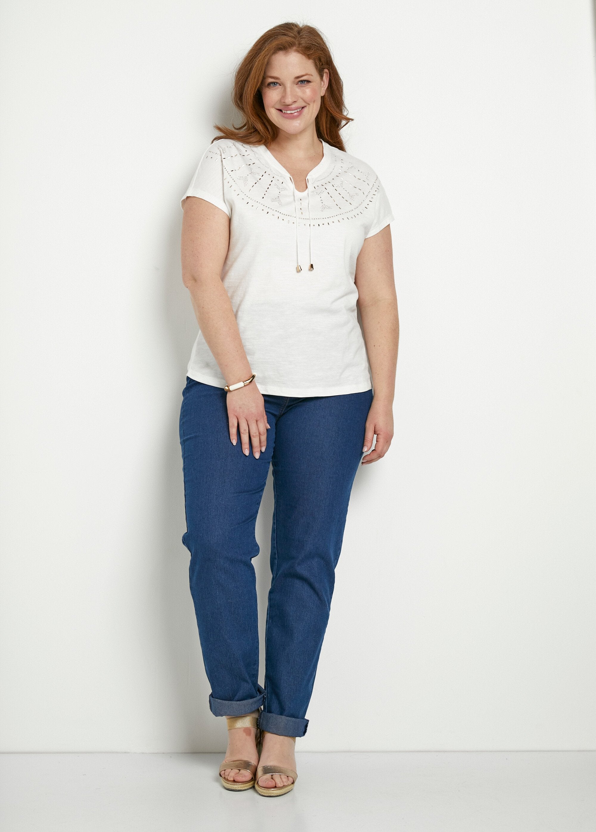 T-shirt_curta_com_tachas_lisas_em_ponto_de_chama_Blanc_casse_SF1_curvy