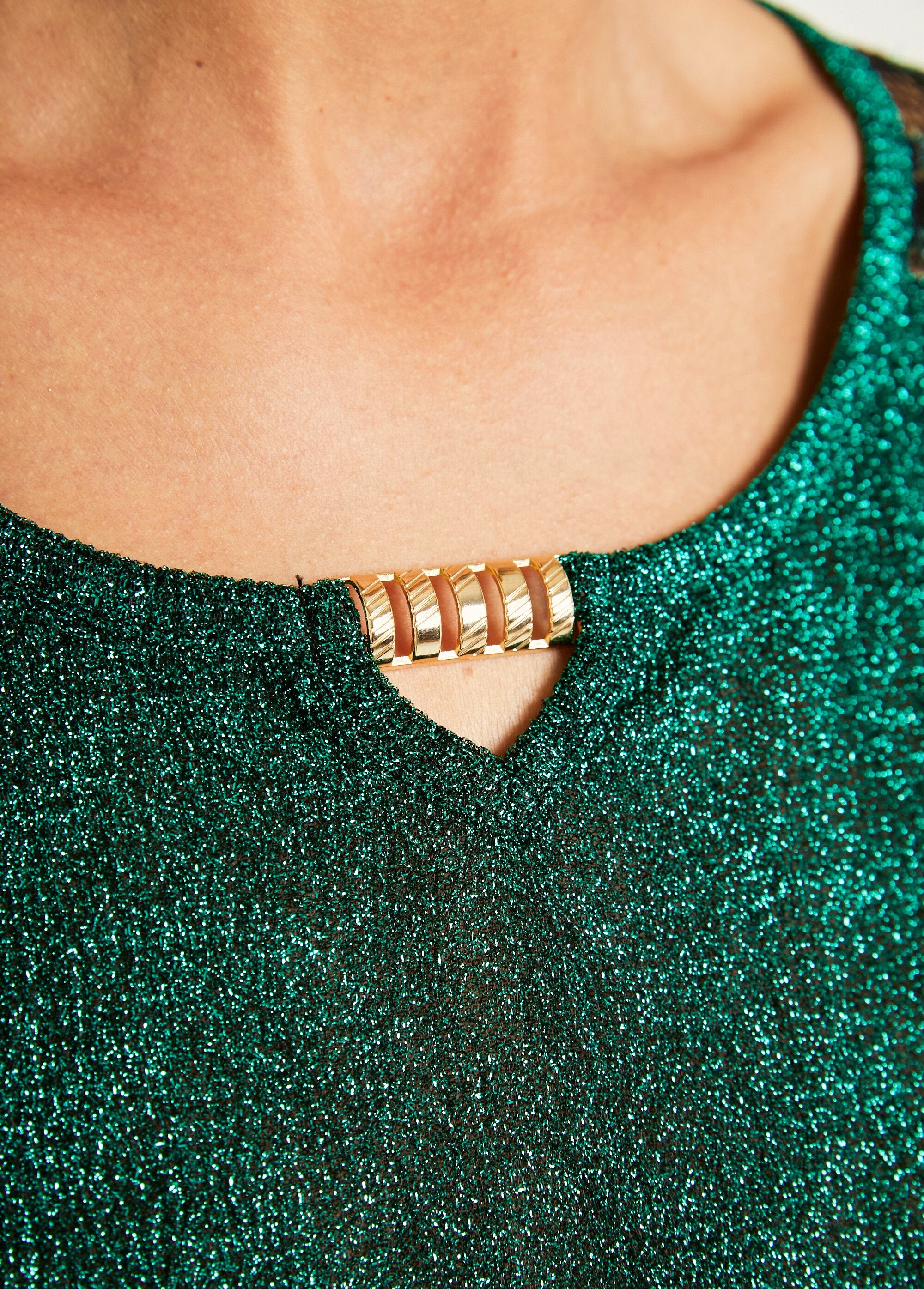 T-shirt_de_renda_simples_com_gola_redonda_e_joia_Vert_DE4_slim