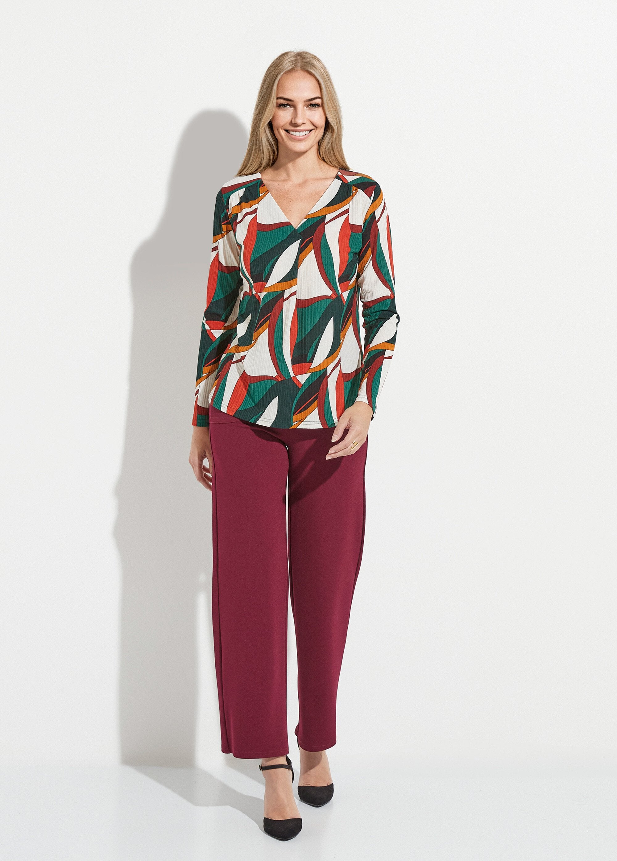 Camiseta_flare_com_estampa_gráfica_multicolorida_e_decote_em_V_Imprime_vert_SF1_slim