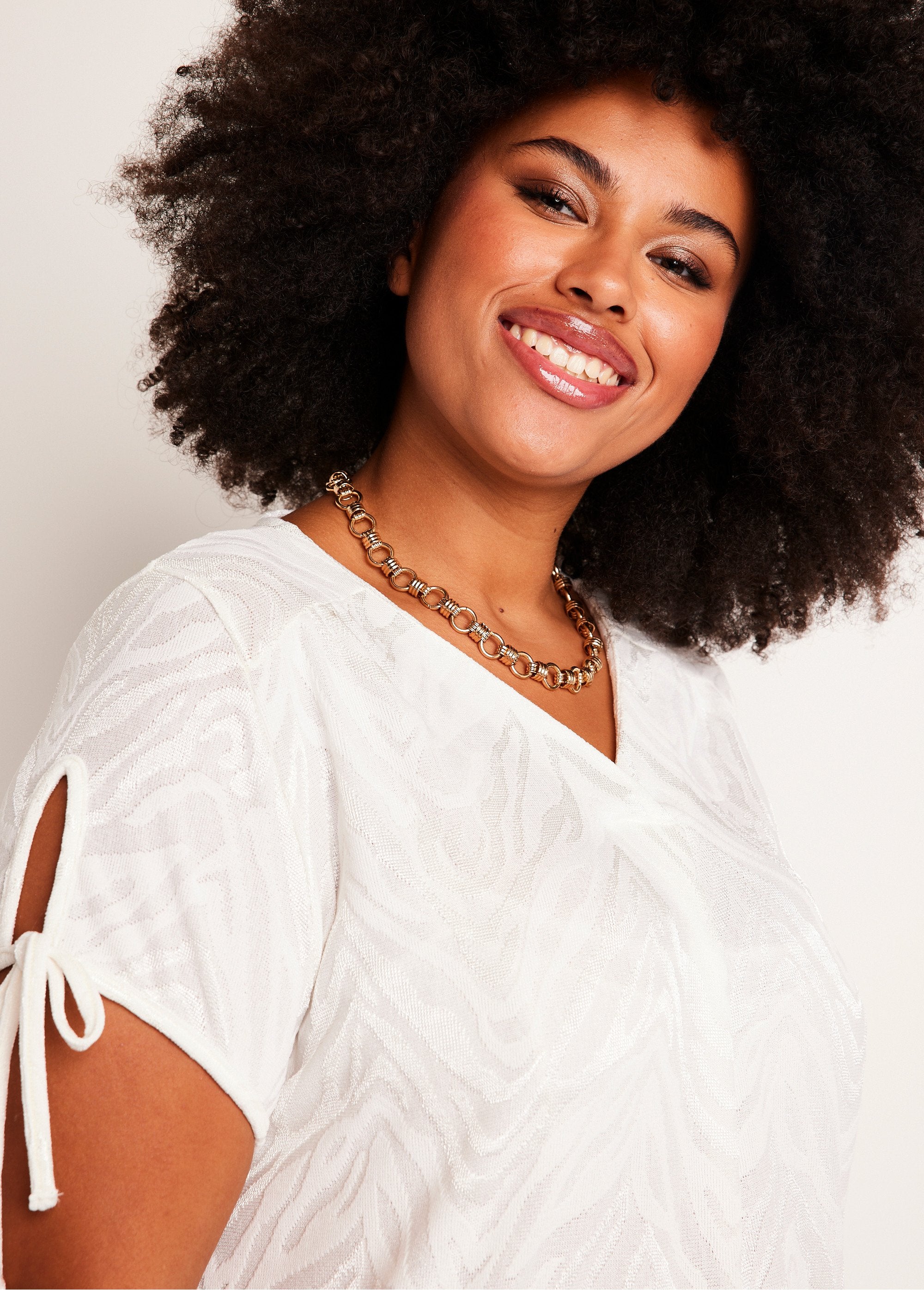 Camiseta_longa_solta_com_decote_em_V_Cru_DE1_curvy