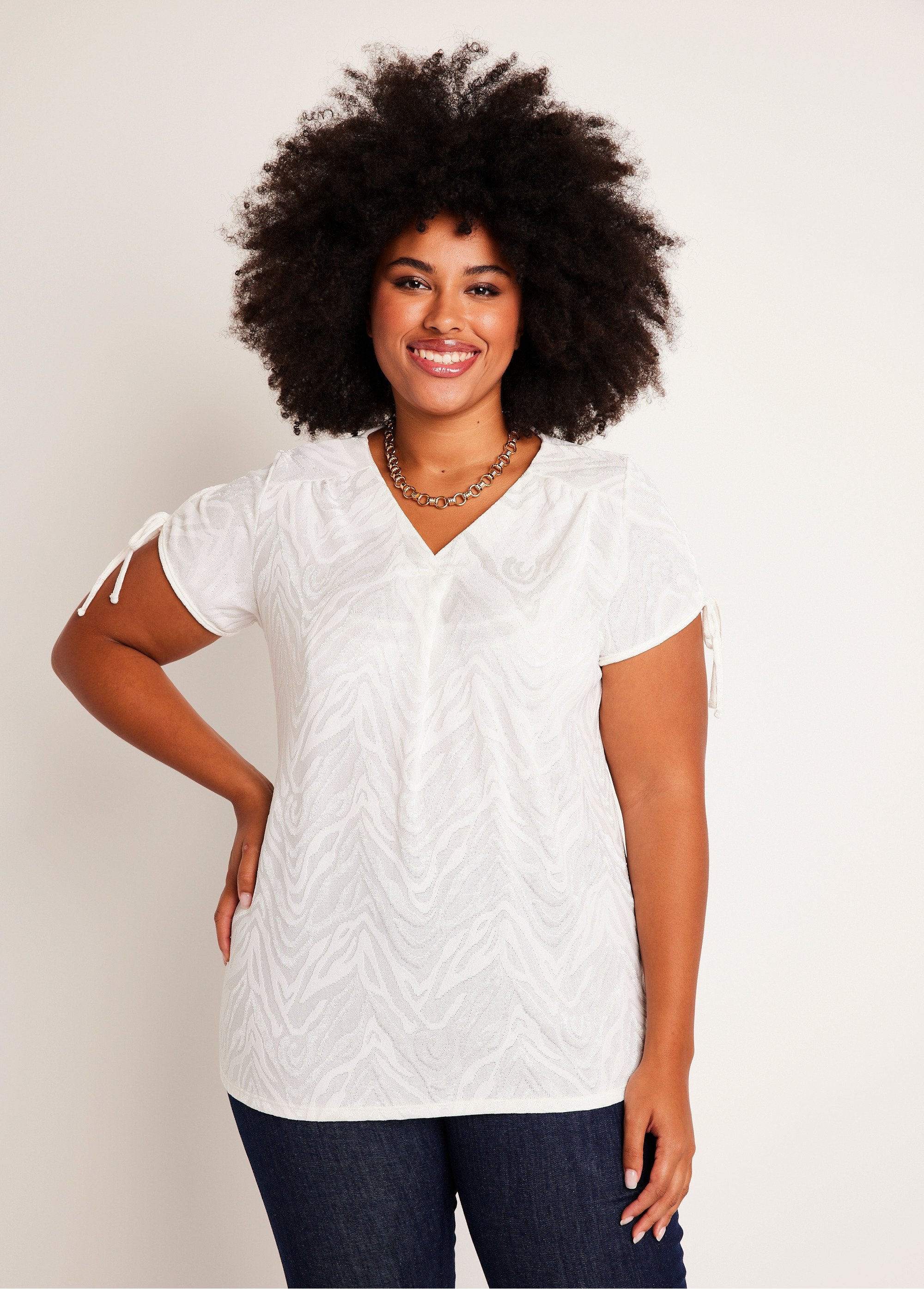 Camiseta_longa_solta_com_decote_em_V_Cru_FA1_curvy