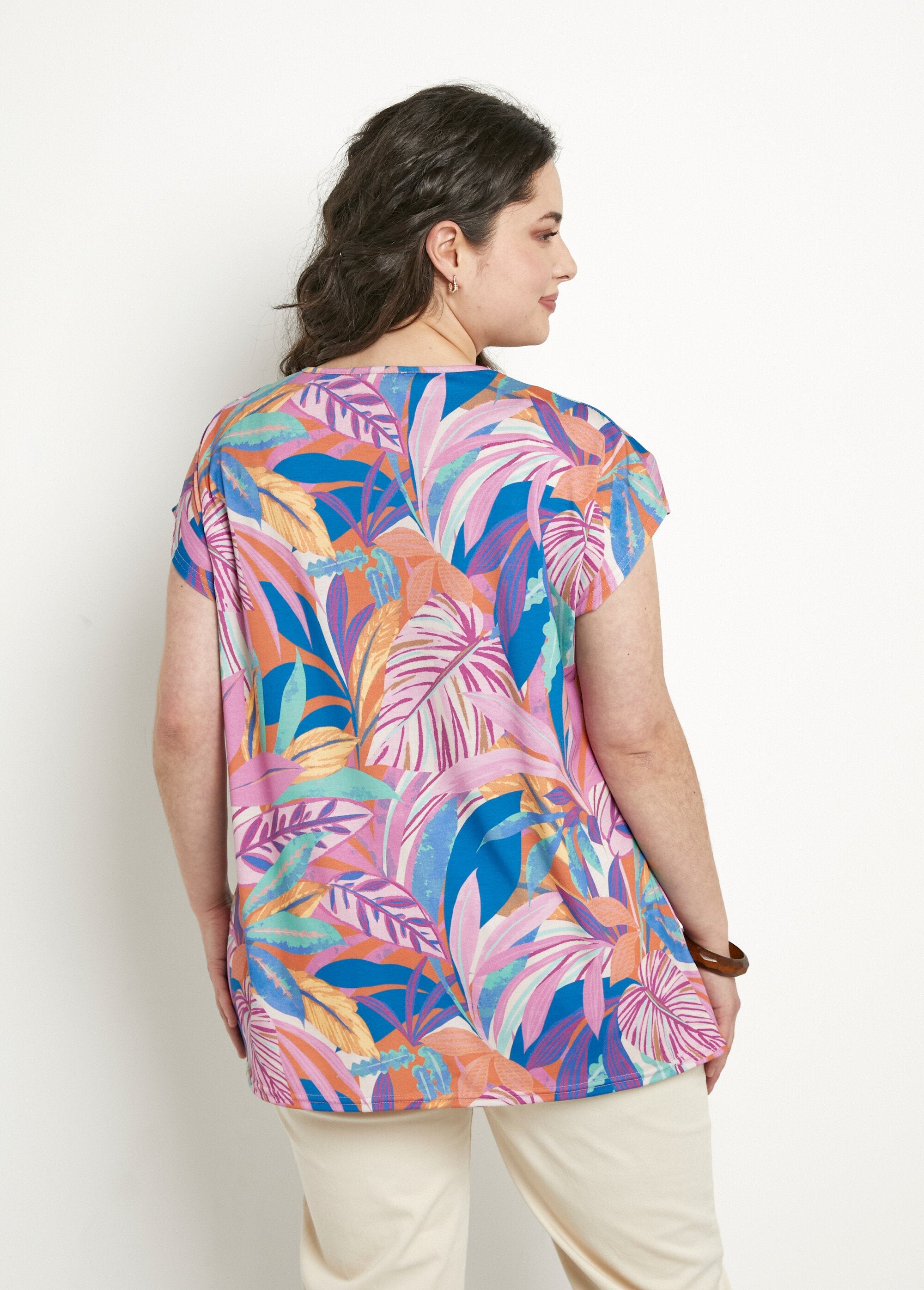 Camiseta_longa_solta_com_manga_curta_e_estampa_Rose_et_bleu_DO1_curvy