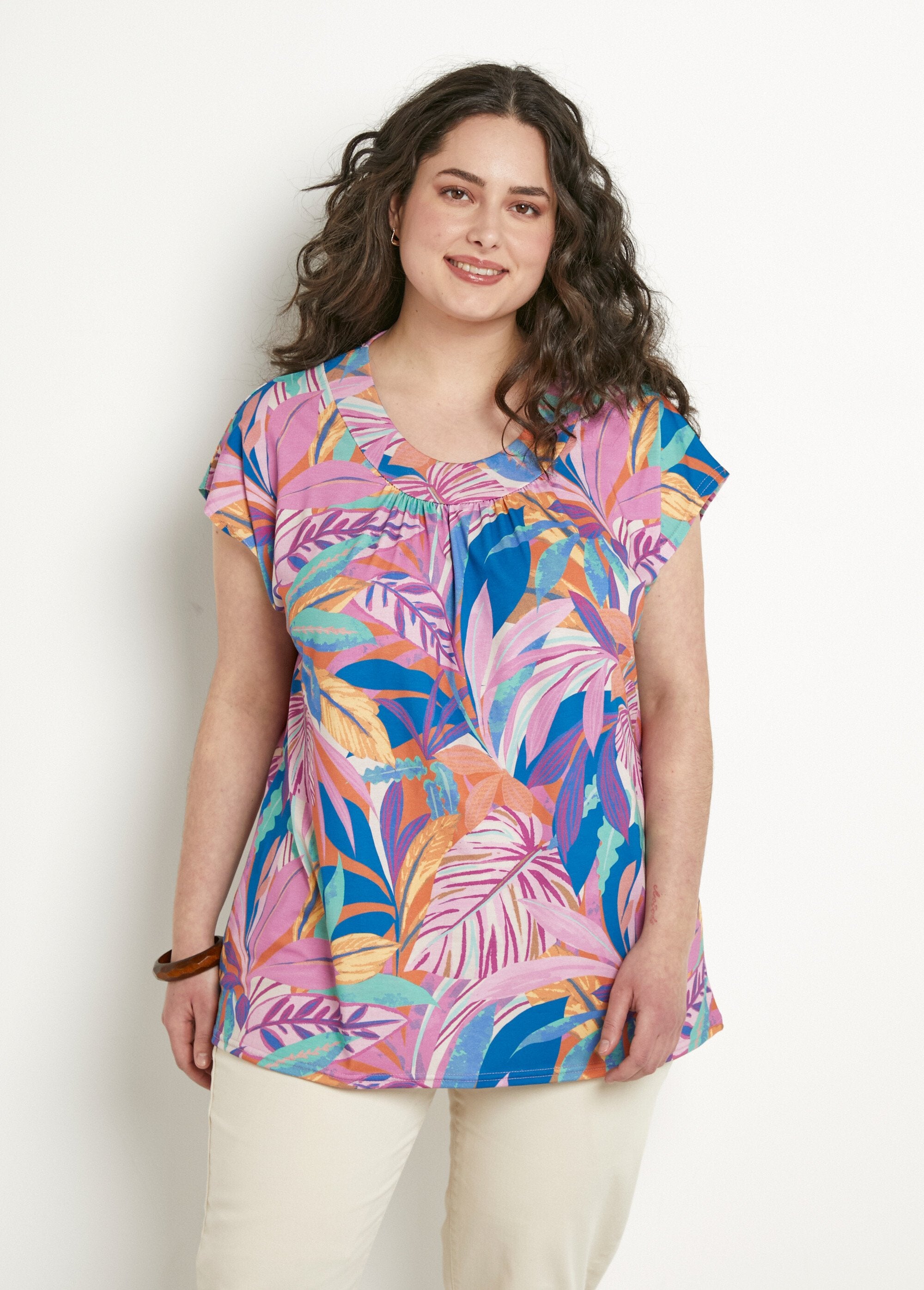 Camiseta_longa_solta_com_manga_curta_e_estampa_Rose_et_bleu_FA1_curvy