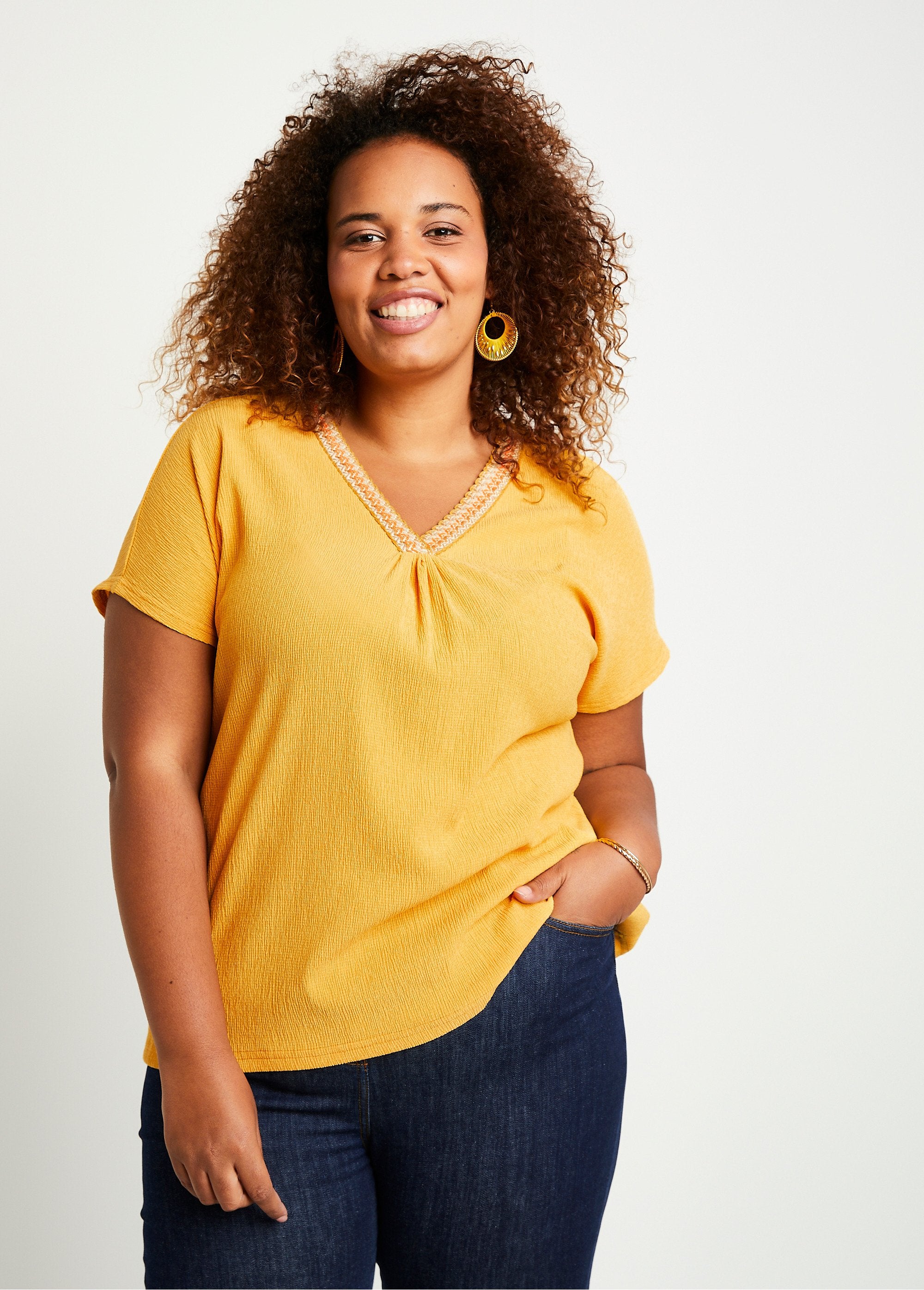 Camiseta_longa_lisa_bordada_solta_Açafrão_FA1_curvy