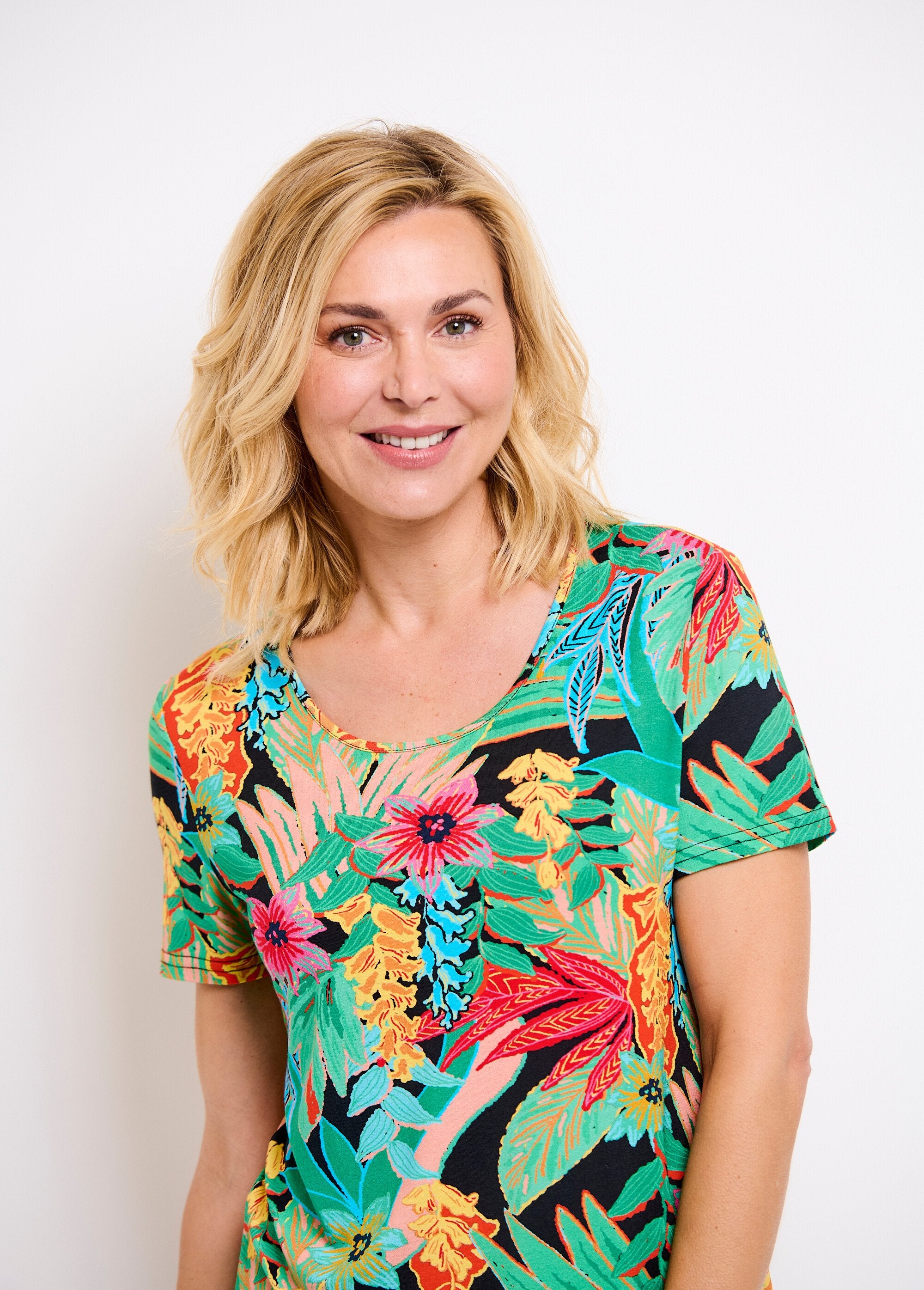 T-shirt_comprida_de_gola_redonda_com_estampado_exótico,_mangas_curtas_Fond_noir_DE1_slim