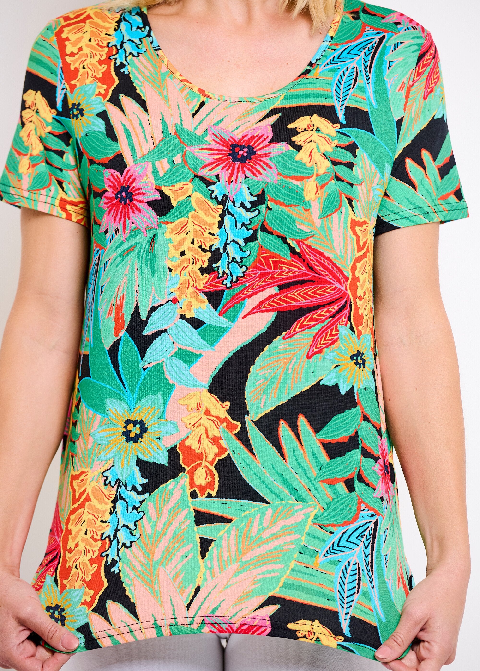 T-shirt_comprida_de_gola_redonda_com_estampado_exótico,_mangas_curtas_Fond_noir_DE2_slim