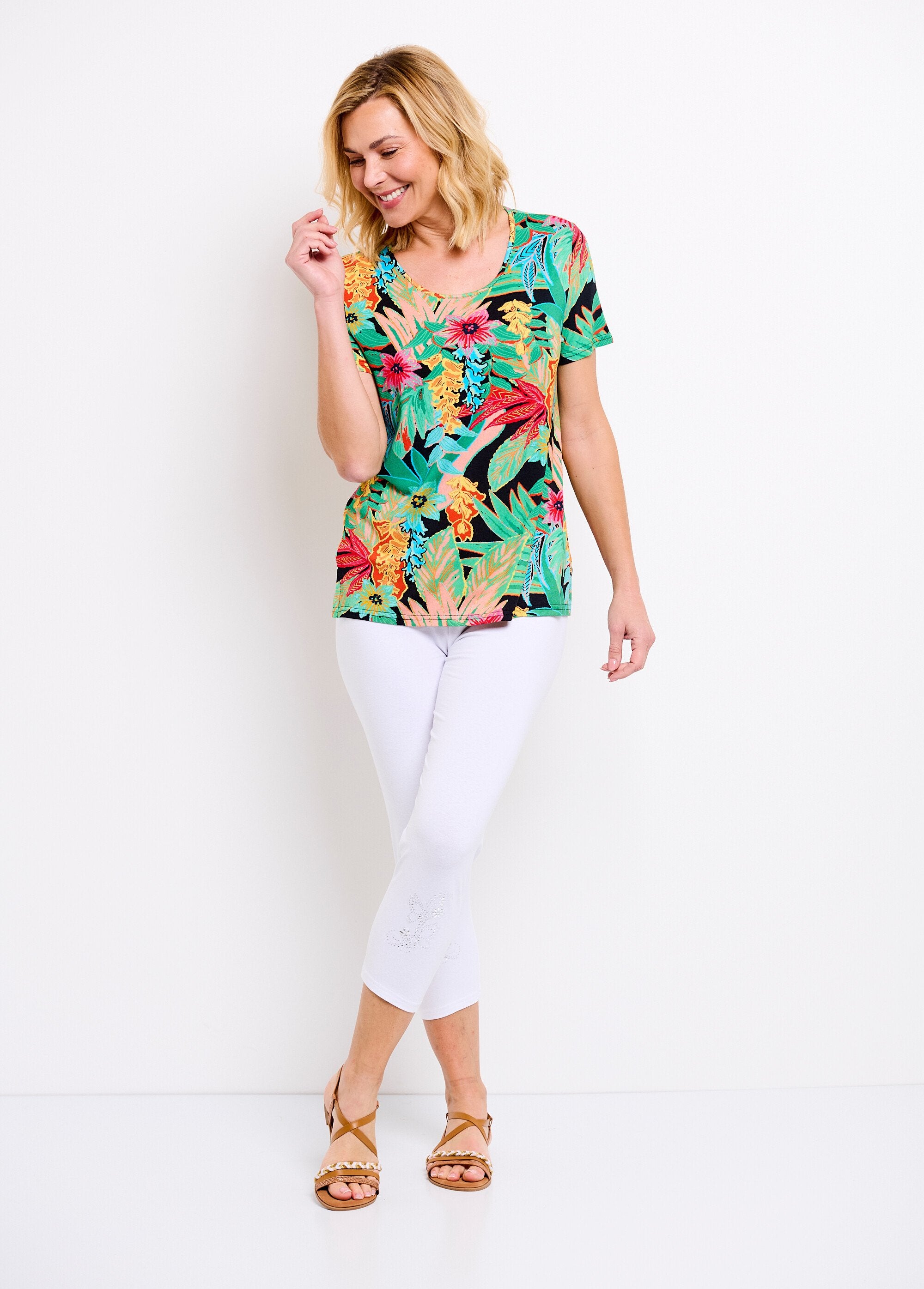 T-shirt_comprida_de_gola_redonda_com_estampado_exótico,_mangas_curtas_Fond_noir_SF1_slim