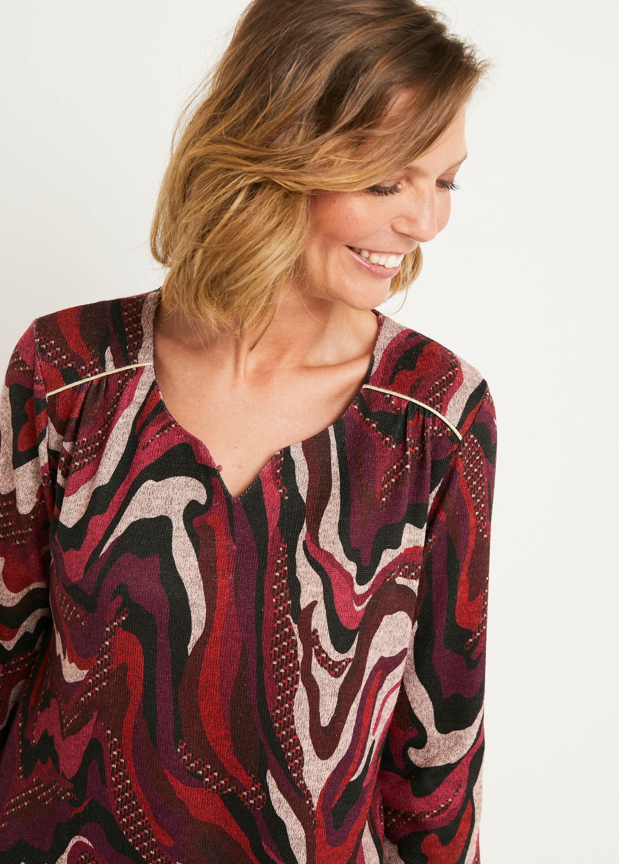 T-shirt_comprida_com_gola_redonda_e_estampado_gráfico_Imprime_cassis_DE1_slim